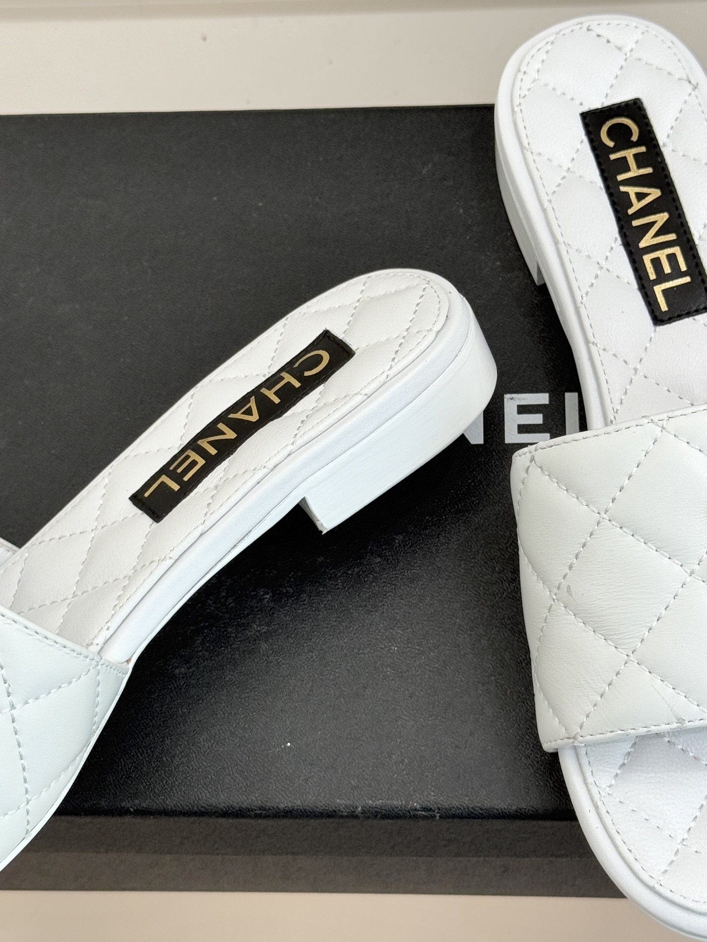 CHANE* ｜小香经典链条双C书包扣魔术贴懒人拖鞋 将经典基因注入慵懒日常链条与书包扣邂逅魔术贴懒人拖