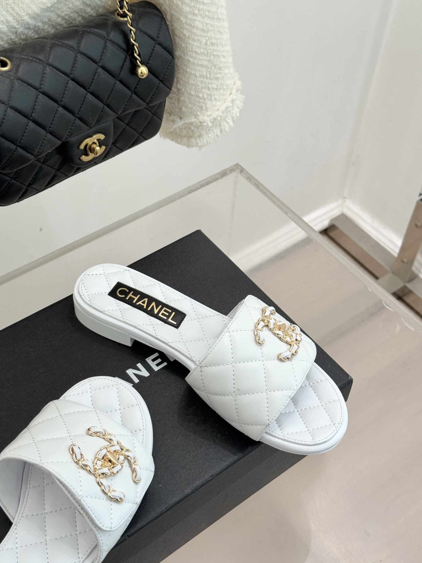 CHANE* ｜小香经典链条双C书包扣魔术贴懒人拖鞋 将经典基因注入慵懒日常链条与书包扣邂逅魔术贴懒人拖