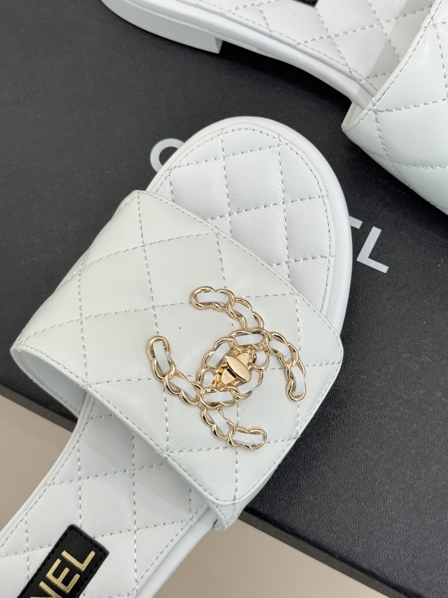 CHANE* ｜小香经典链条双C书包扣魔术贴懒人拖鞋 将经典基因注入慵懒日常链条与书包扣邂逅魔术贴懒人拖