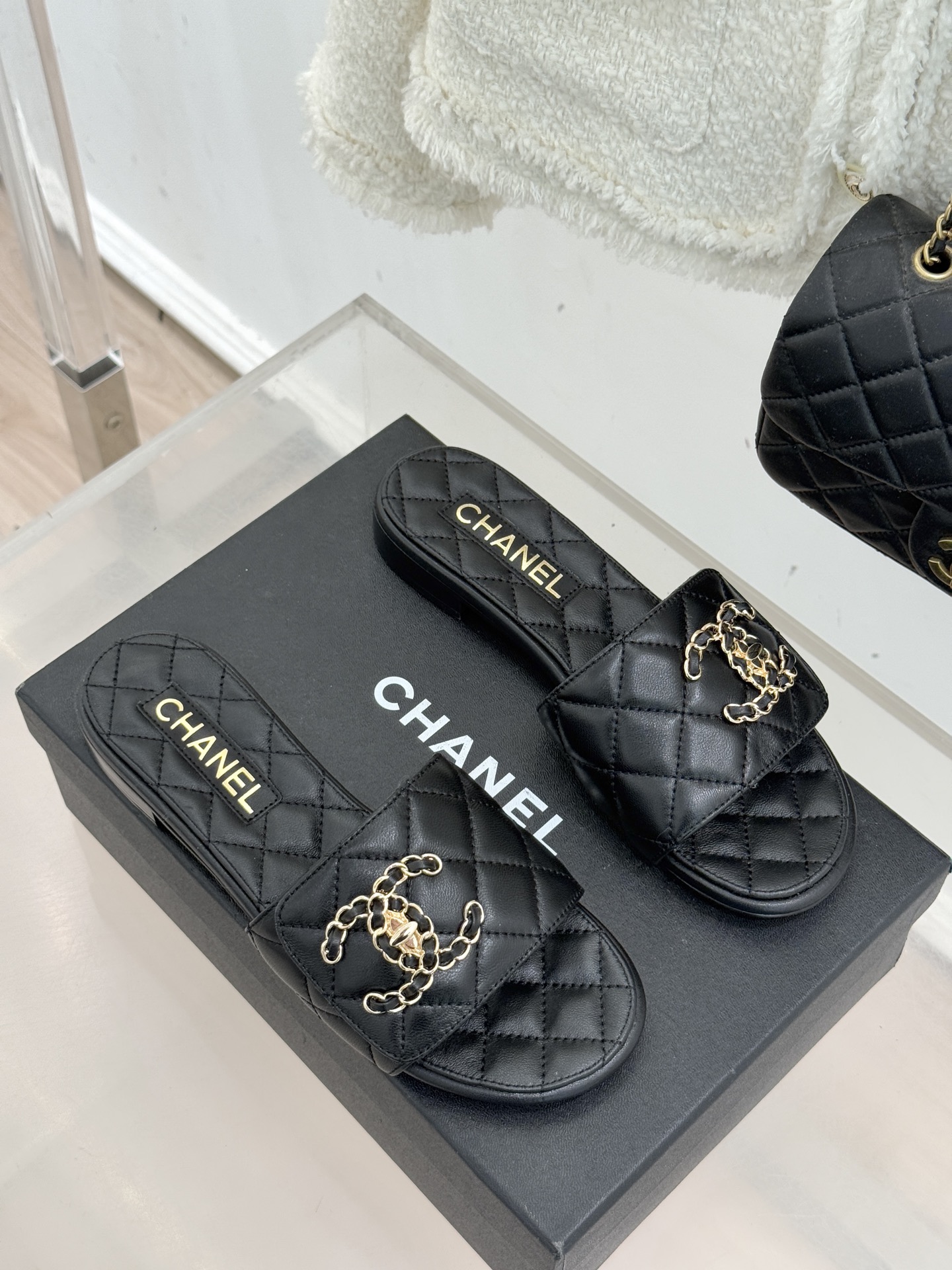 CHANE* ｜小香经典链条双C书包扣魔术贴懒人拖鞋 将经典基因注入慵懒日常链条与书包扣邂逅魔术贴懒人拖