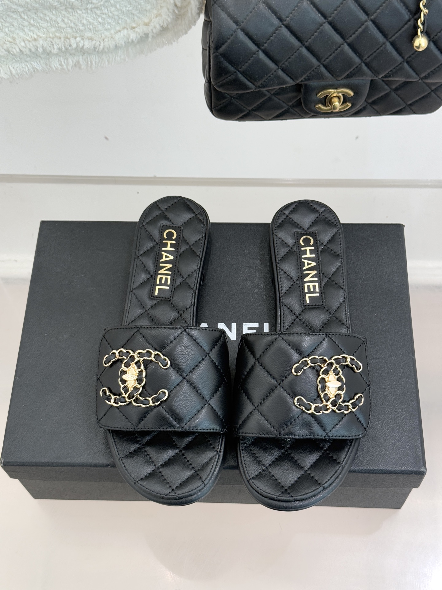 CHANE* ｜小香经典链条双C书包扣魔术贴懒人拖鞋 将经典基因注入慵懒日常链条与书包扣邂逅魔术贴懒人拖