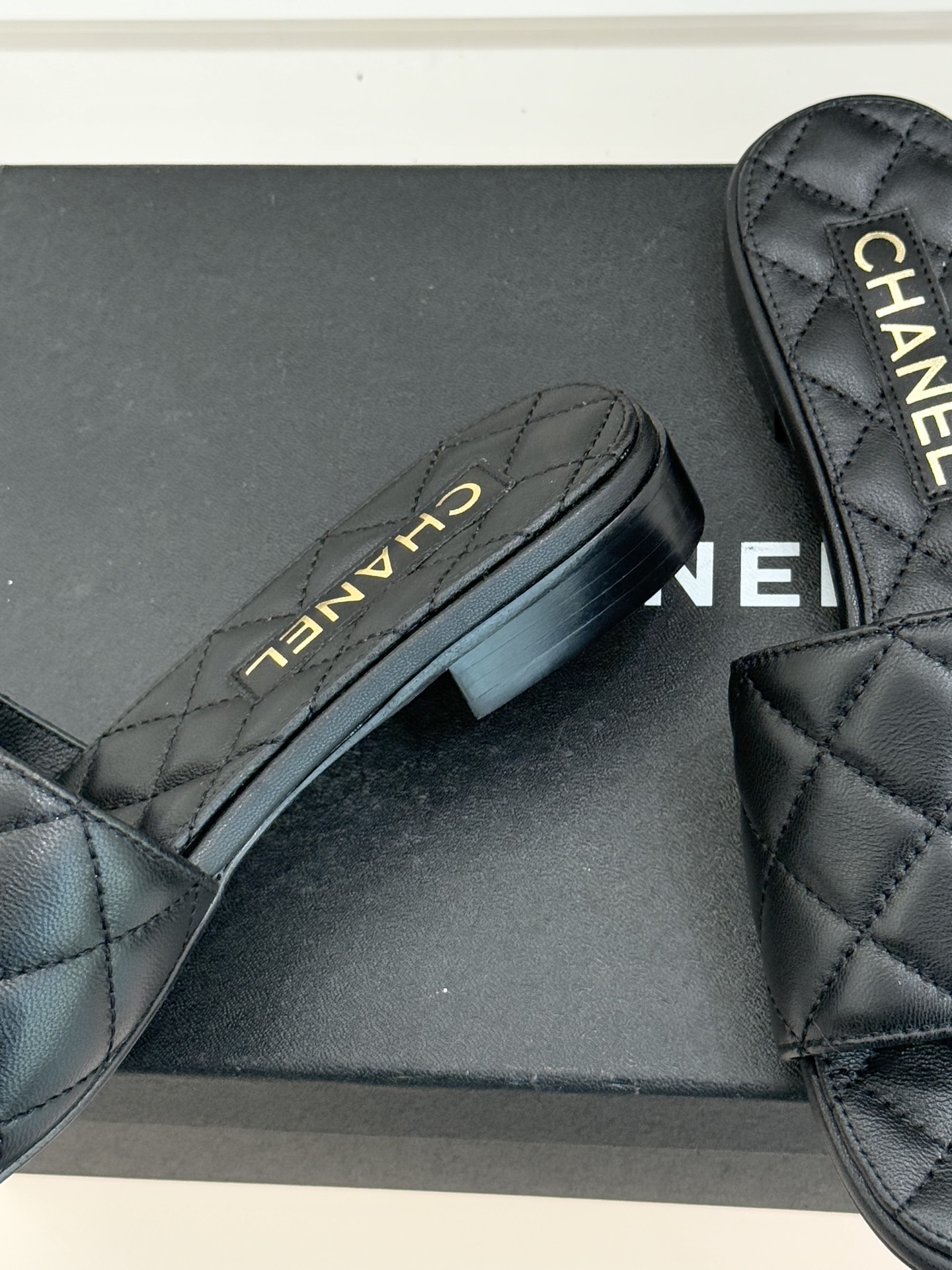 CHANE* ｜小香经典链条双C书包扣魔术贴懒人拖鞋 将经典基因注入慵懒日常链条与书包扣邂逅魔术贴懒人拖