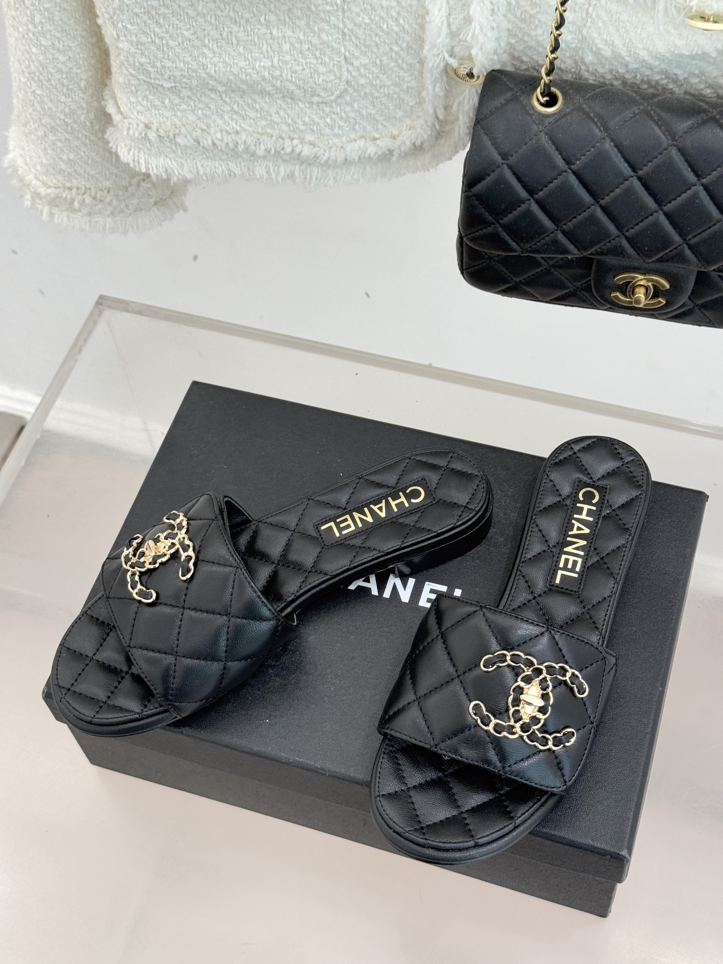 CHANE* ｜小香经典链条双C书包扣魔术贴懒人拖鞋 将经典基因注入慵懒日常链条与书包扣邂逅魔术贴懒人拖