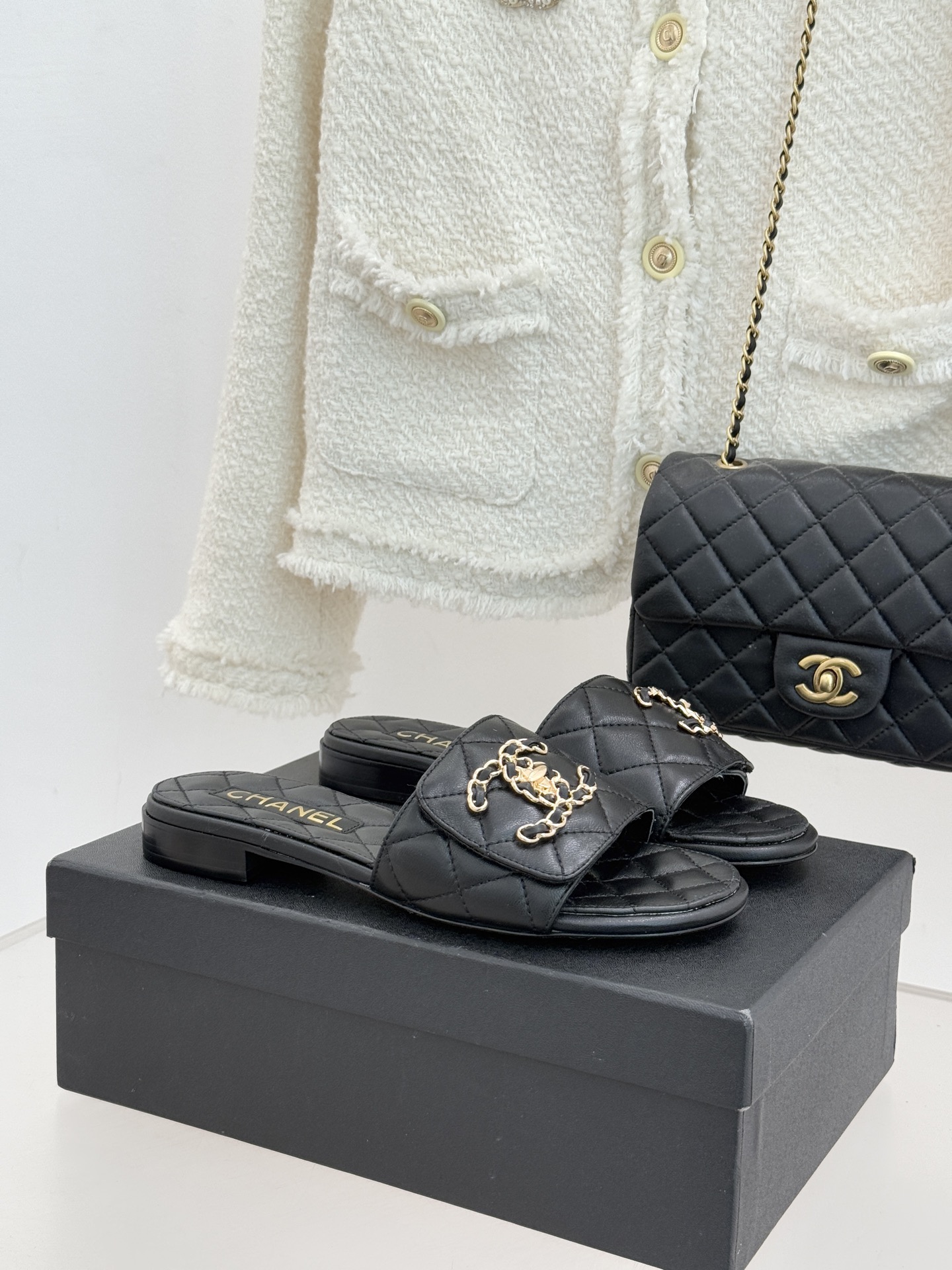 NO:723918,Chanel's new spring and summer chain slippers!  The fabric is made of original customized leather, and the lining is made of sheepskin. Italian imported genuine leather outsole size 35-39 (customized 40/41), slippers, chanel, slippers, sheepskin, Leather soles19860909Chanel 春夏新款链条拖鞋！ 面料采用原版定制皮料 内里踮脚均为羊皮 意大利进口真皮大底 size35-39（40/41定制）,拖鞋,chanel,slippers,sheepskin,Leather soles,Women's Shoes
