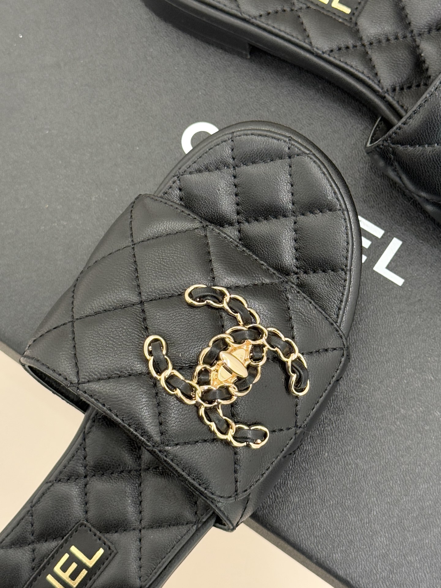 CHANE* ｜小香经典链条双C书包扣魔术贴懒人拖鞋 将经典基因注入慵懒日常链条与书包扣邂逅魔术贴懒人拖