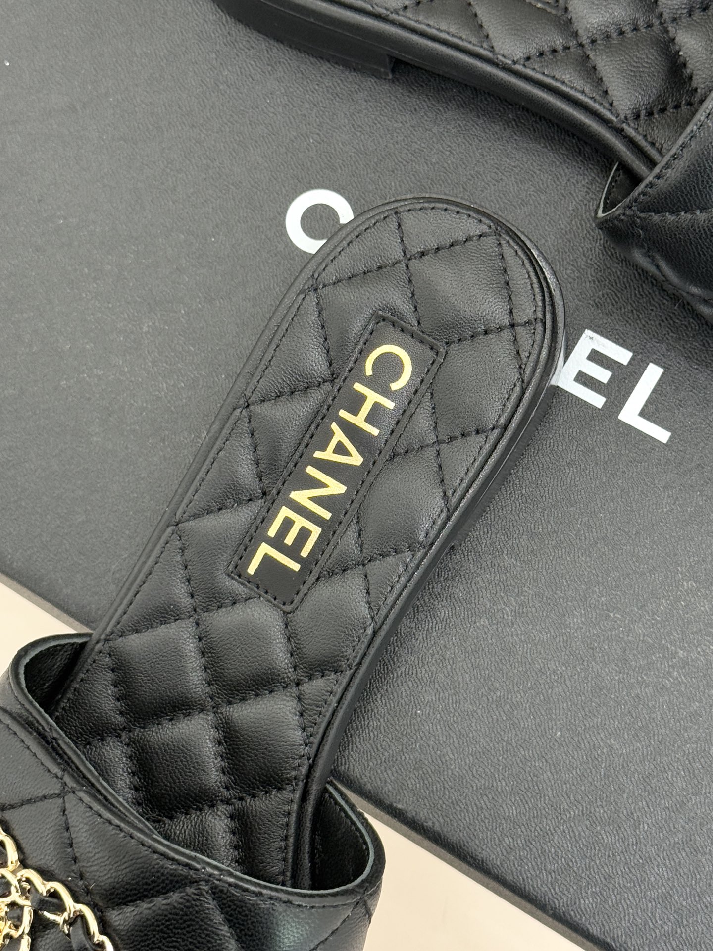 CHANE* ｜小香经典链条双C书包扣魔术贴懒人拖鞋 将经典基因注入慵懒日常链条与书包扣邂逅魔术贴懒人拖