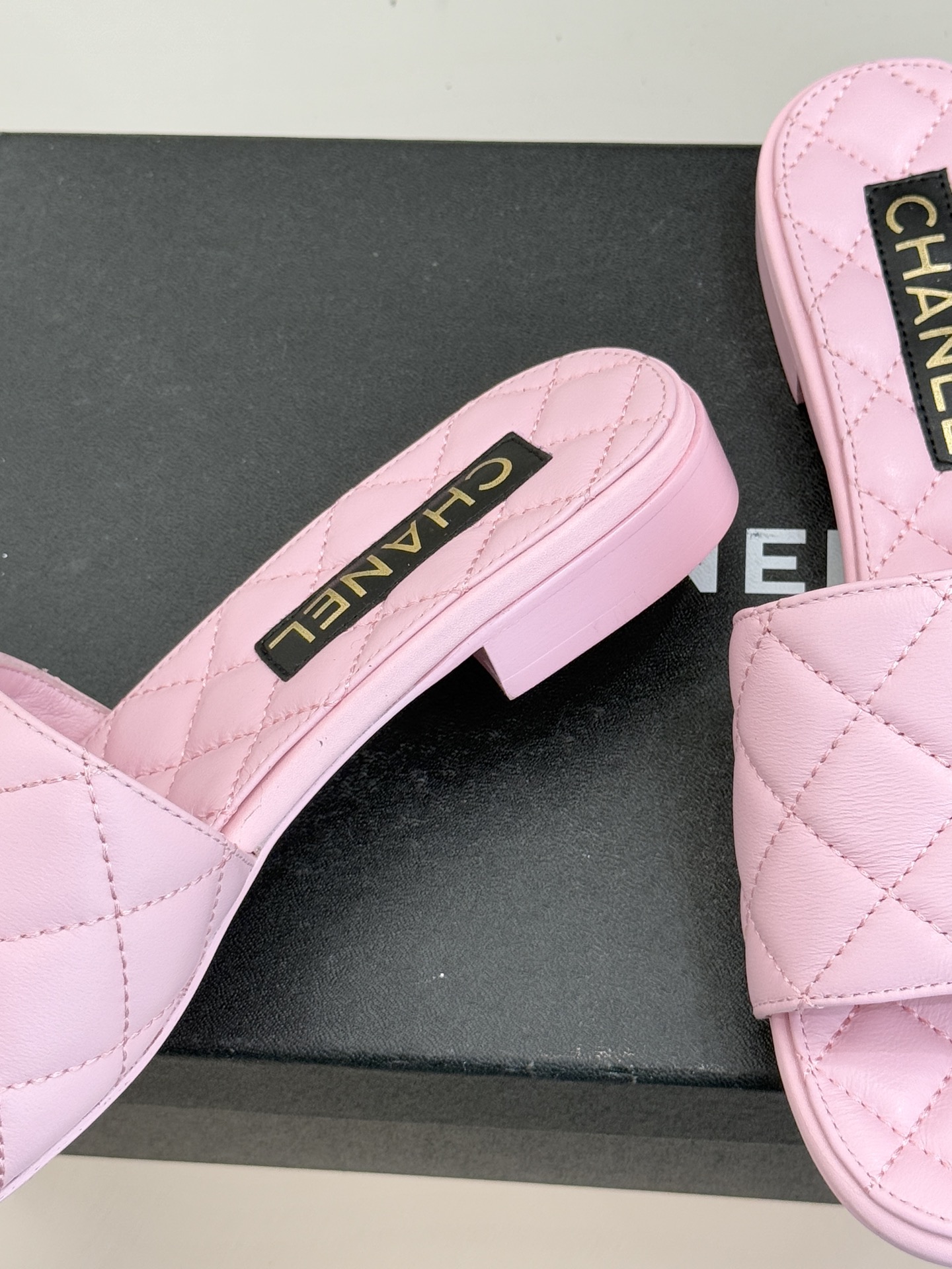 CHANE* ｜小香经典链条双C书包扣魔术贴懒人拖鞋 将经典基因注入慵懒日常链条与书包扣邂逅魔术贴懒人拖