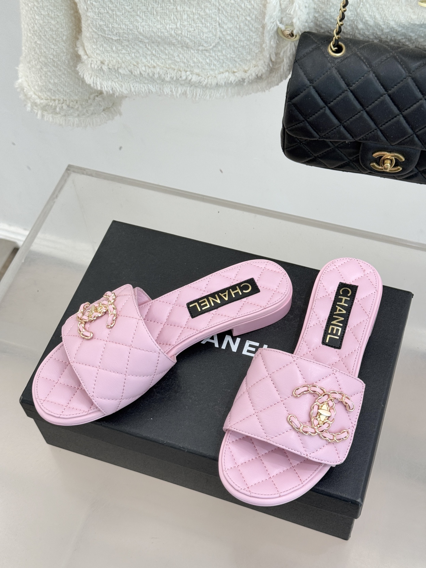 CHANE* ｜小香经典链条双C书包扣魔术贴懒人拖鞋 将经典基因注入慵懒日常链条与书包扣邂逅魔术贴懒人拖