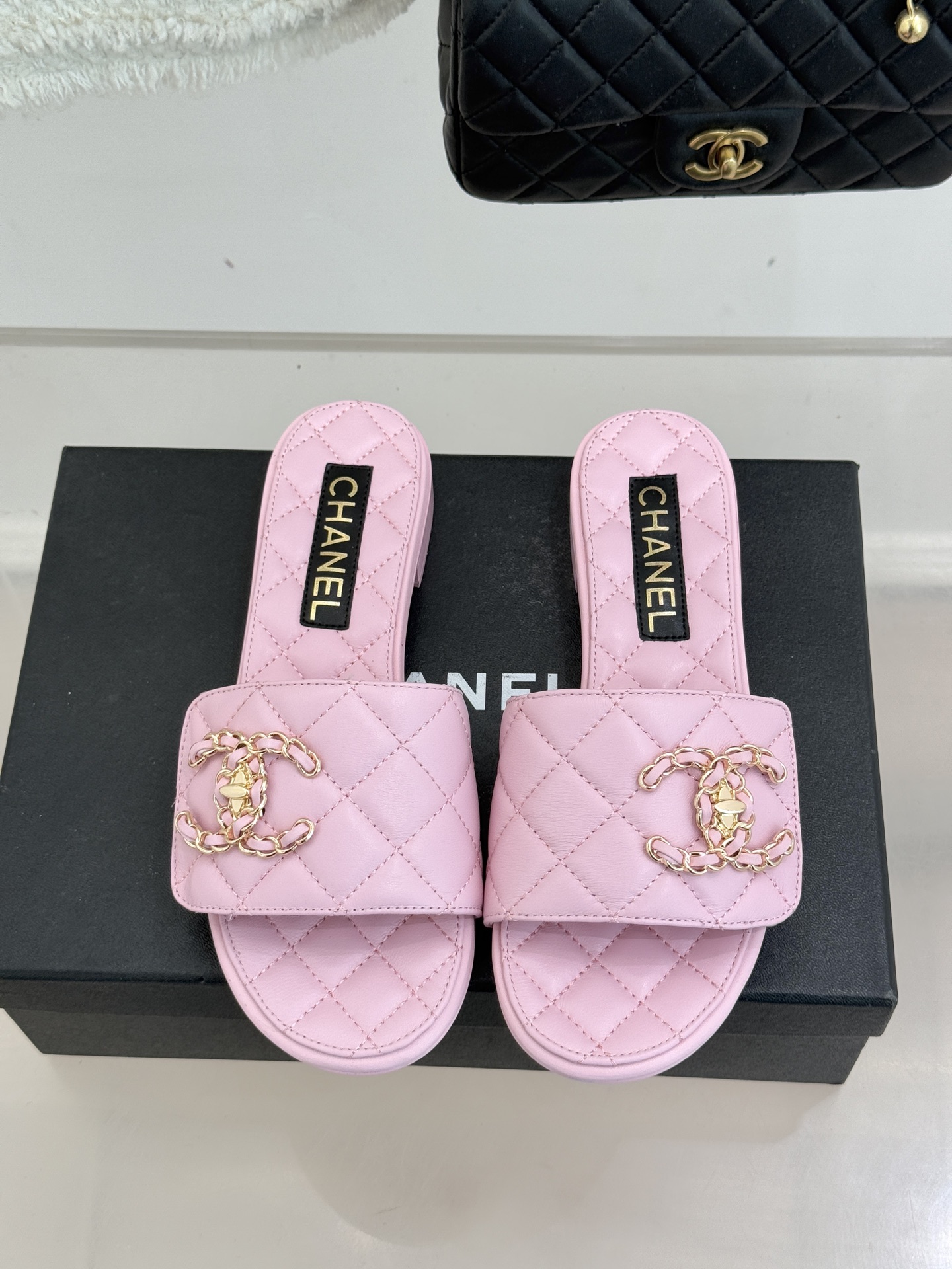 CHANE* ｜小香经典链条双C书包扣魔术贴懒人拖鞋 将经典基因注入慵懒日常链条与书包扣邂逅魔术贴懒人拖