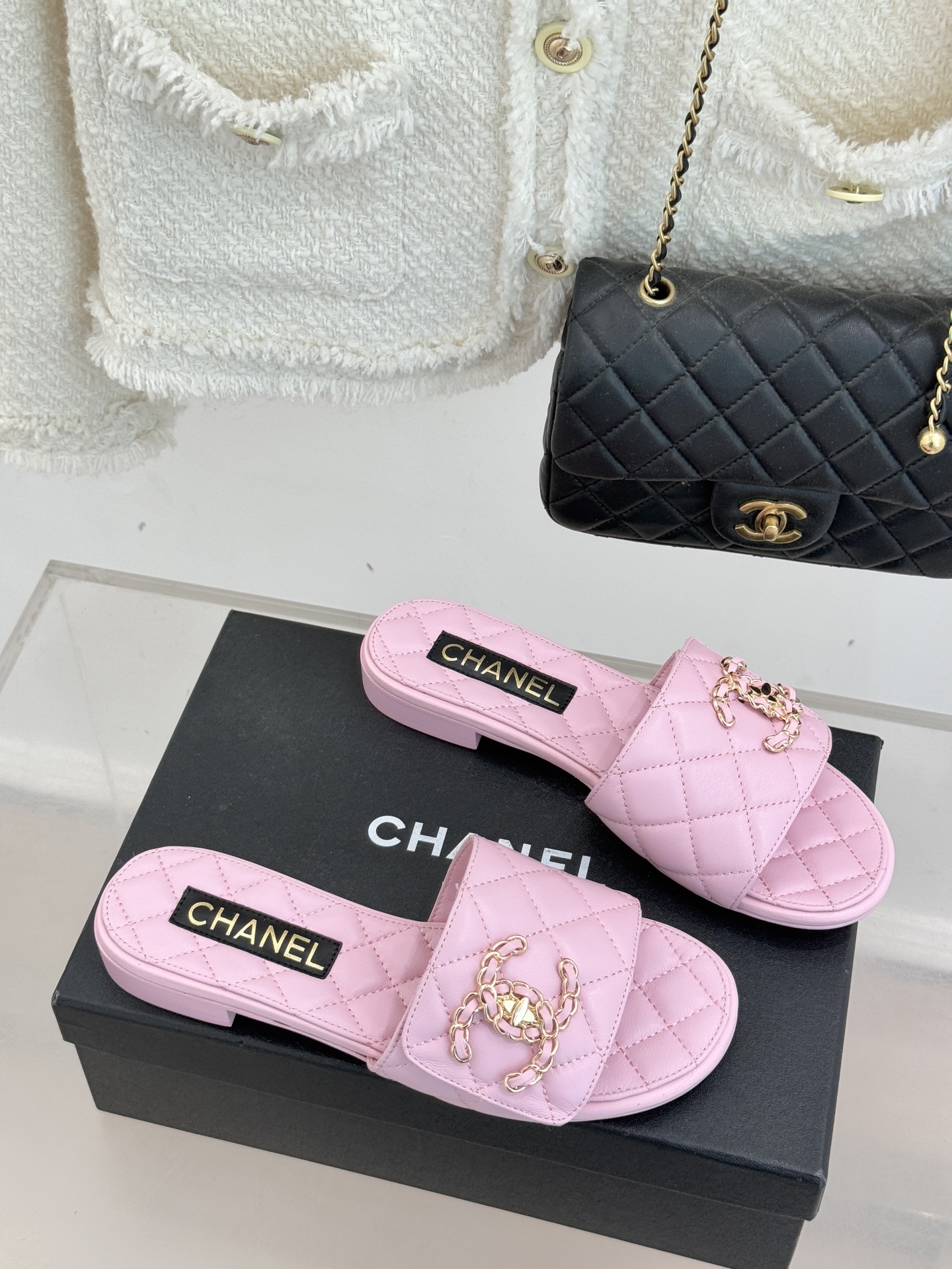 CHANE* ｜小香经典链条双C书包扣魔术贴懒人拖鞋 将经典基因注入慵懒日常链条与书包扣邂逅魔术贴懒人拖