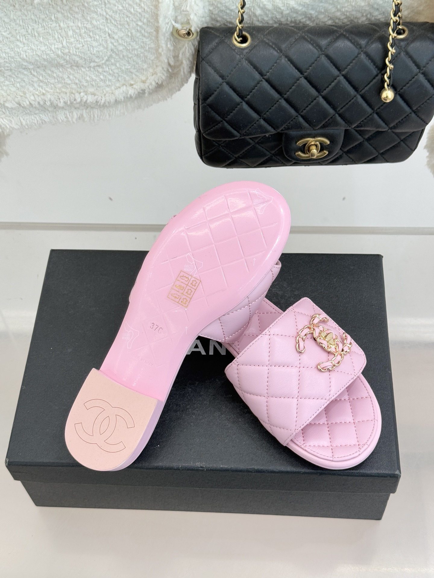 CHANE* ｜小香经典链条双C书包扣魔术贴懒人拖鞋 将经典基因注入慵懒日常链条与书包扣邂逅魔术贴懒人拖