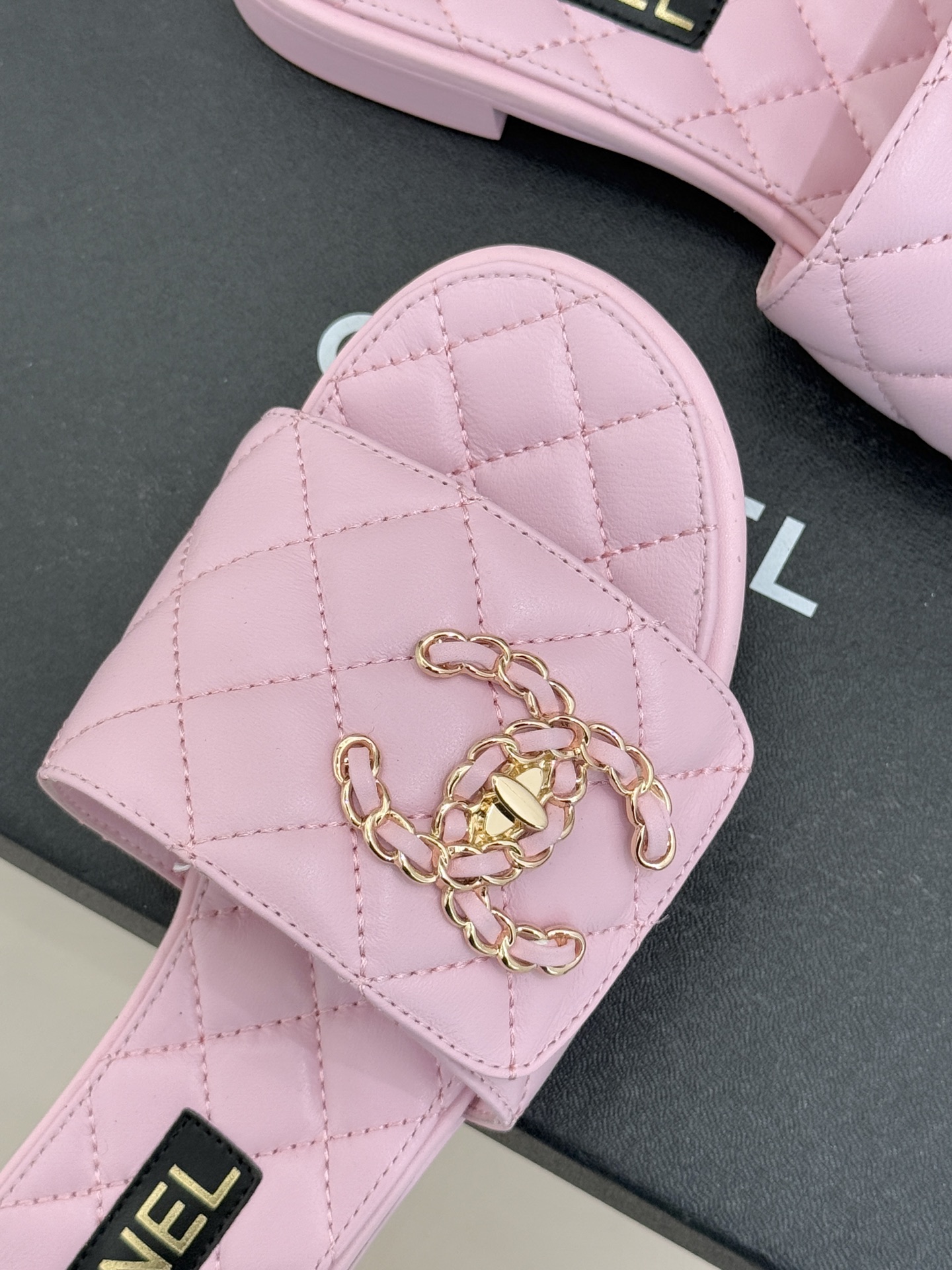 CHANE* ｜小香经典链条双C书包扣魔术贴懒人拖鞋 将经典基因注入慵懒日常链条与书包扣邂逅魔术贴懒人拖