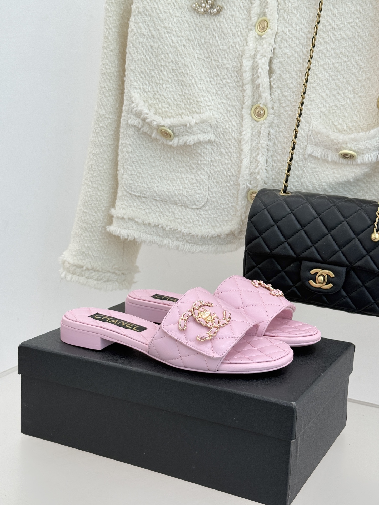 CHANE* ｜小香经典链条双C书包扣魔术贴懒人拖鞋 将经典基因注入慵懒日常链条与书包扣邂逅魔术贴懒人拖