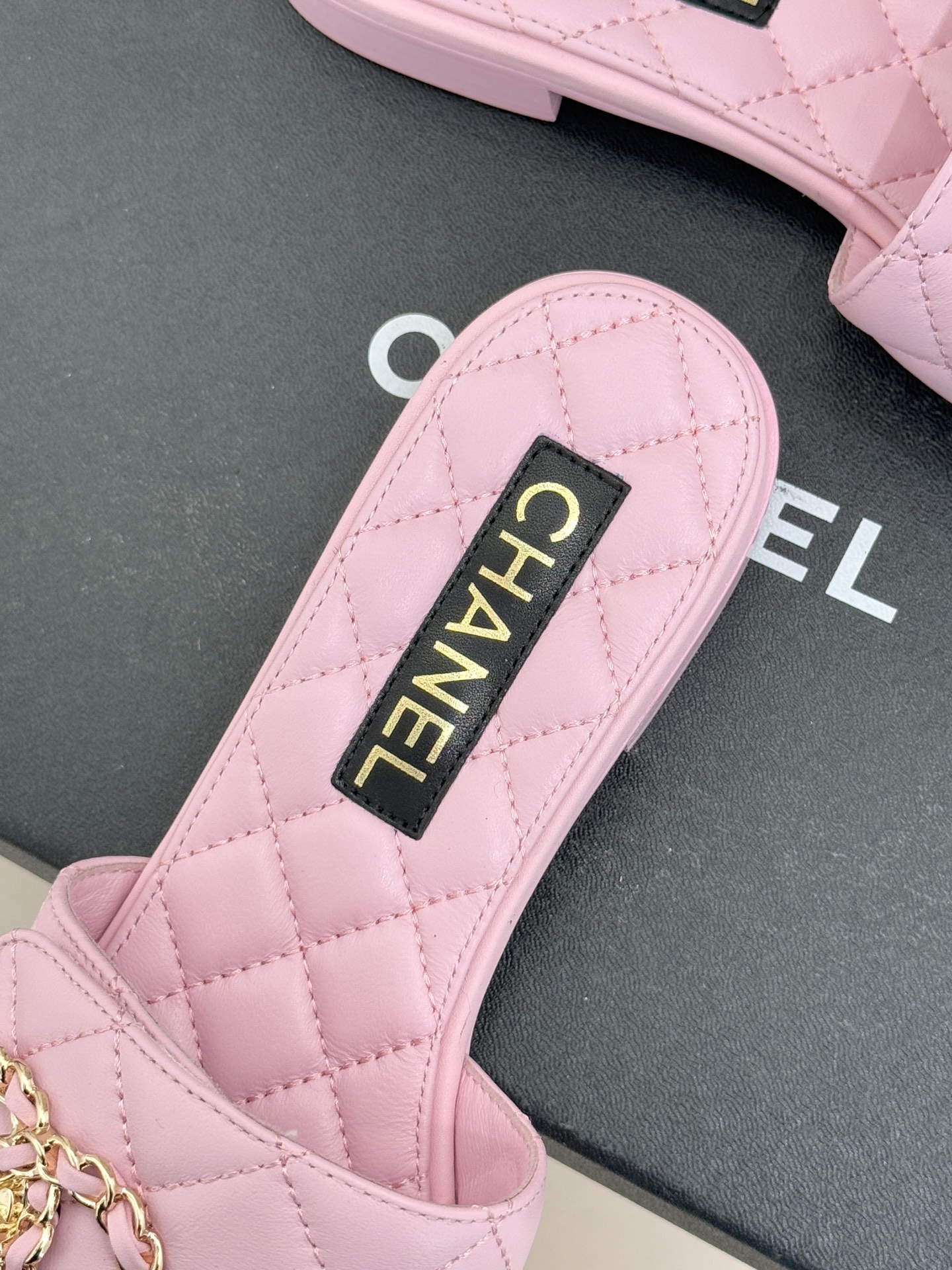 CHANE* ｜小香经典链条双C书包扣魔术贴懒人拖鞋 将经典基因注入慵懒日常链条与书包扣邂逅魔术贴懒人拖