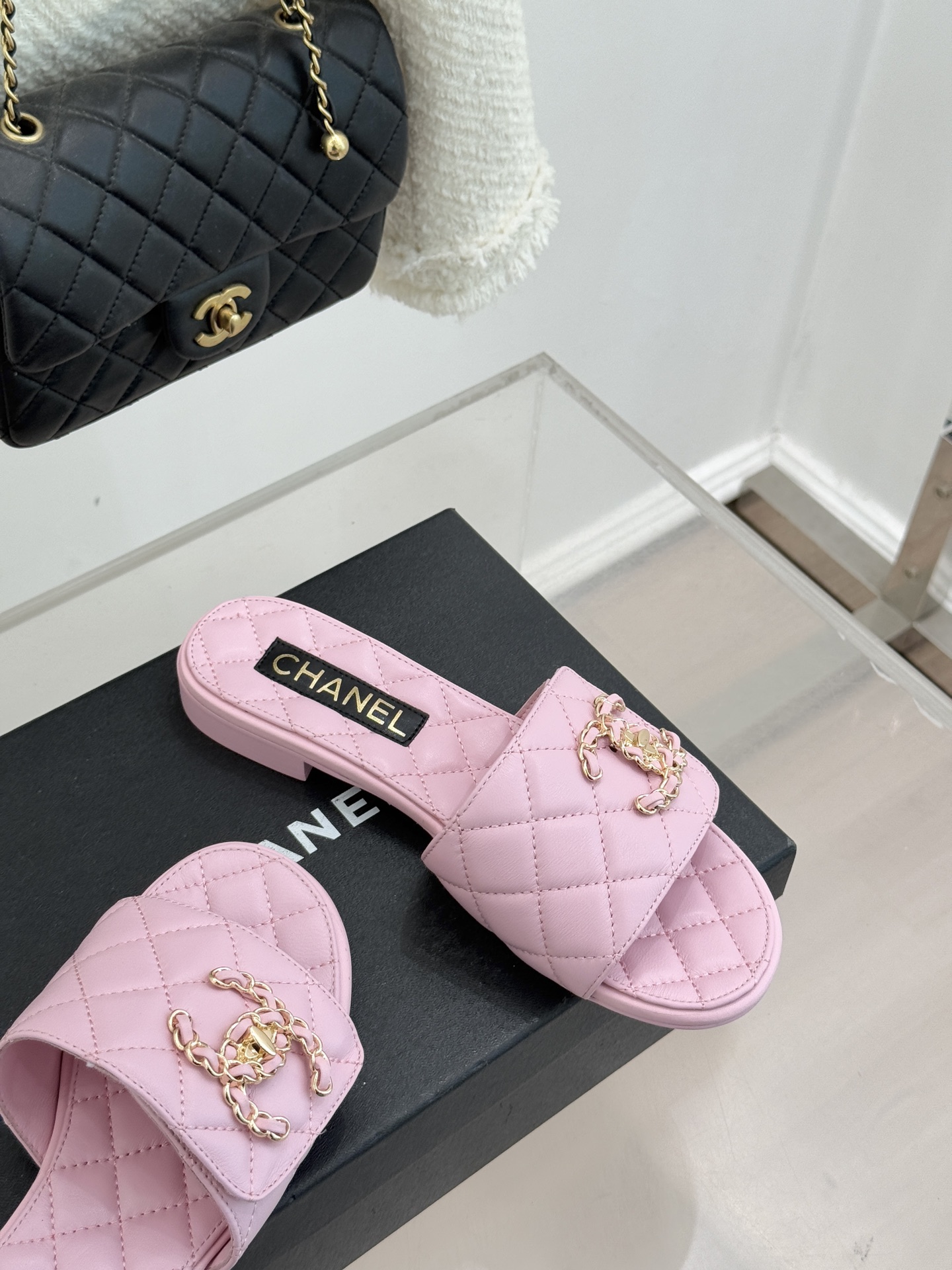 CHANE* ｜小香经典链条双C书包扣魔术贴懒人拖鞋 将经典基因注入慵懒日常链条与书包扣邂逅魔术贴懒人拖