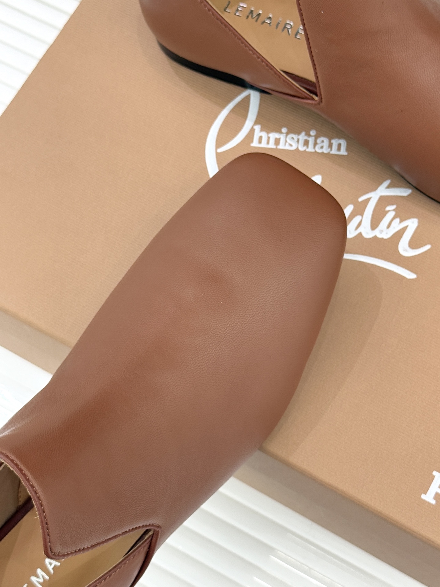 Lemaire 26WF新品复古极简方头乐福鞋单鞋匠艺巧思藏在方头的每一处克制细节里。采用经认证的优质牛