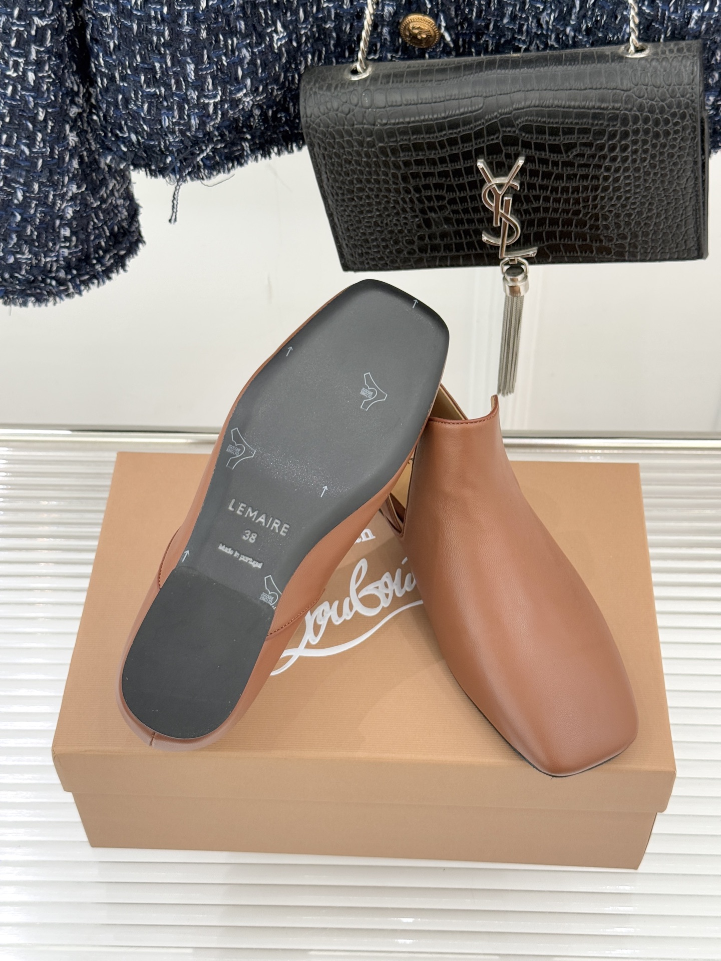 Lemaire 26WF新品复古极简方头乐福鞋单鞋匠艺巧思藏在方头的每一处克制细节里。采用经认证的优质牛