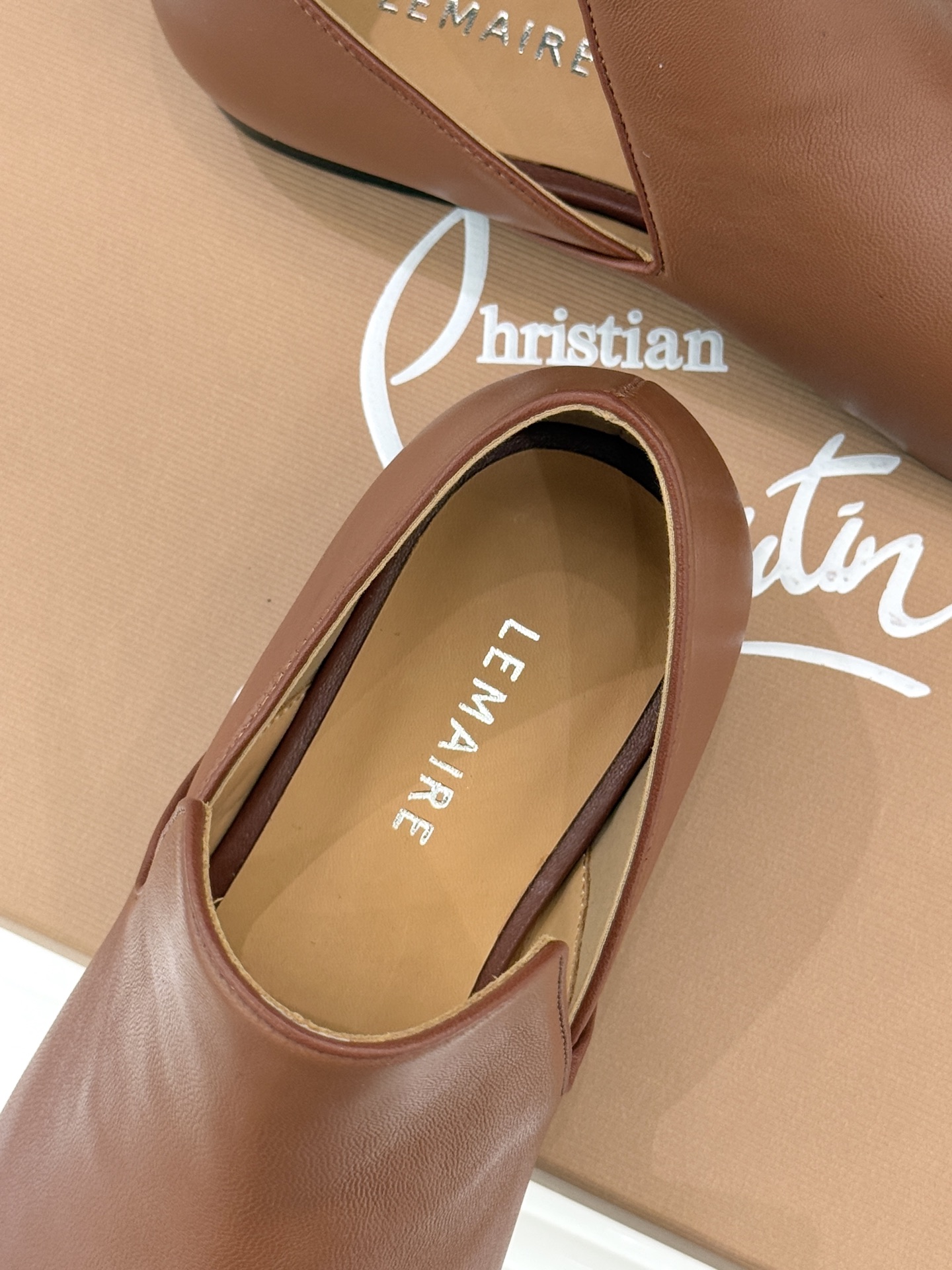 Lemaire 26WF新品复古极简方头乐福鞋单鞋匠艺巧思藏在方头的每一处克制细节里。采用经认证的优质牛