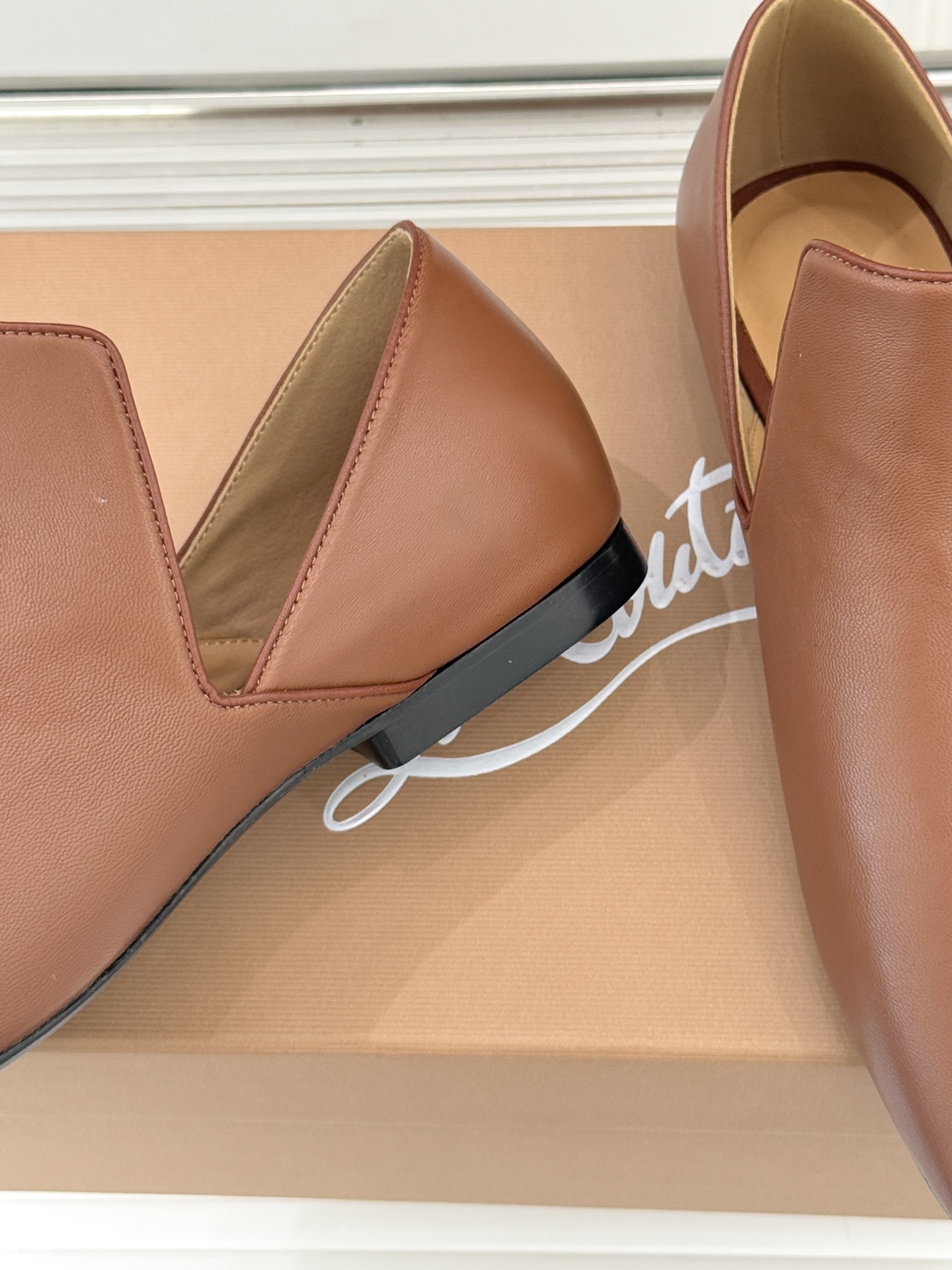 Lemaire 26WF新品复古极简方头乐福鞋单鞋匠艺巧思藏在方头的每一处克制细节里。采用经认证的优质牛