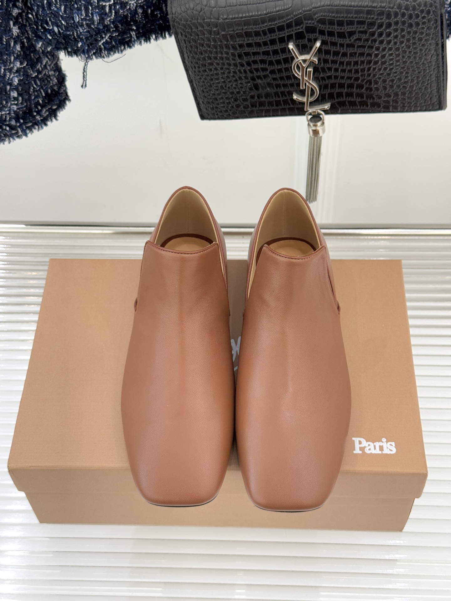 Lemaire 26WF新品复古极简方头乐福鞋单鞋匠艺巧思藏在方头的每一处克制细节里。采用经认证的优质牛