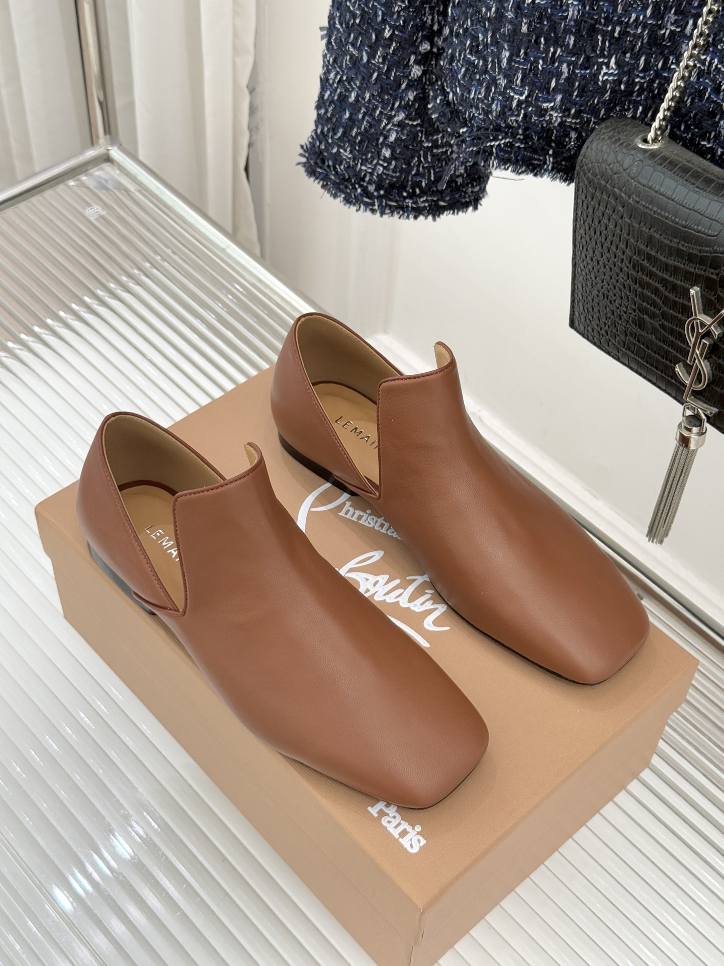 Lemaire 26WF新品复古极简方头乐福鞋单鞋匠艺巧思藏在方头的每一处克制细节里。采用经认证的优质牛