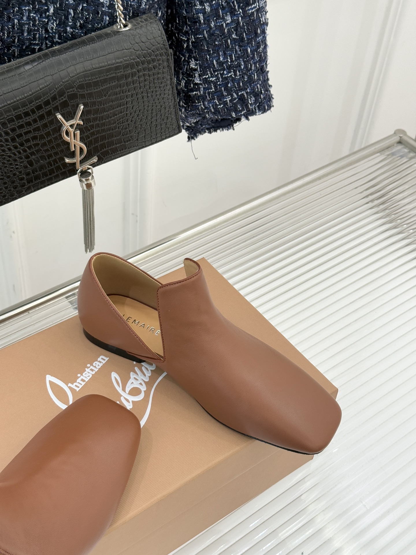 Lemaire 26WF新品复古极简方头乐福鞋单鞋匠艺巧思藏在方头的每一处克制细节里。采用经认证的优质牛