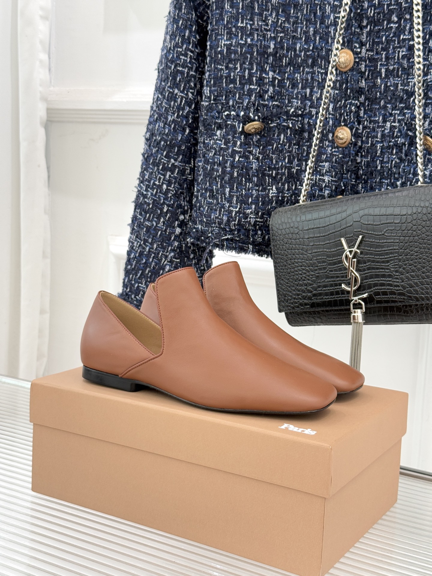 Lemaire 26WF新品复古极简方头乐福鞋单鞋匠艺巧思藏在方头的每一处克制细节里。采用经认证的优质牛