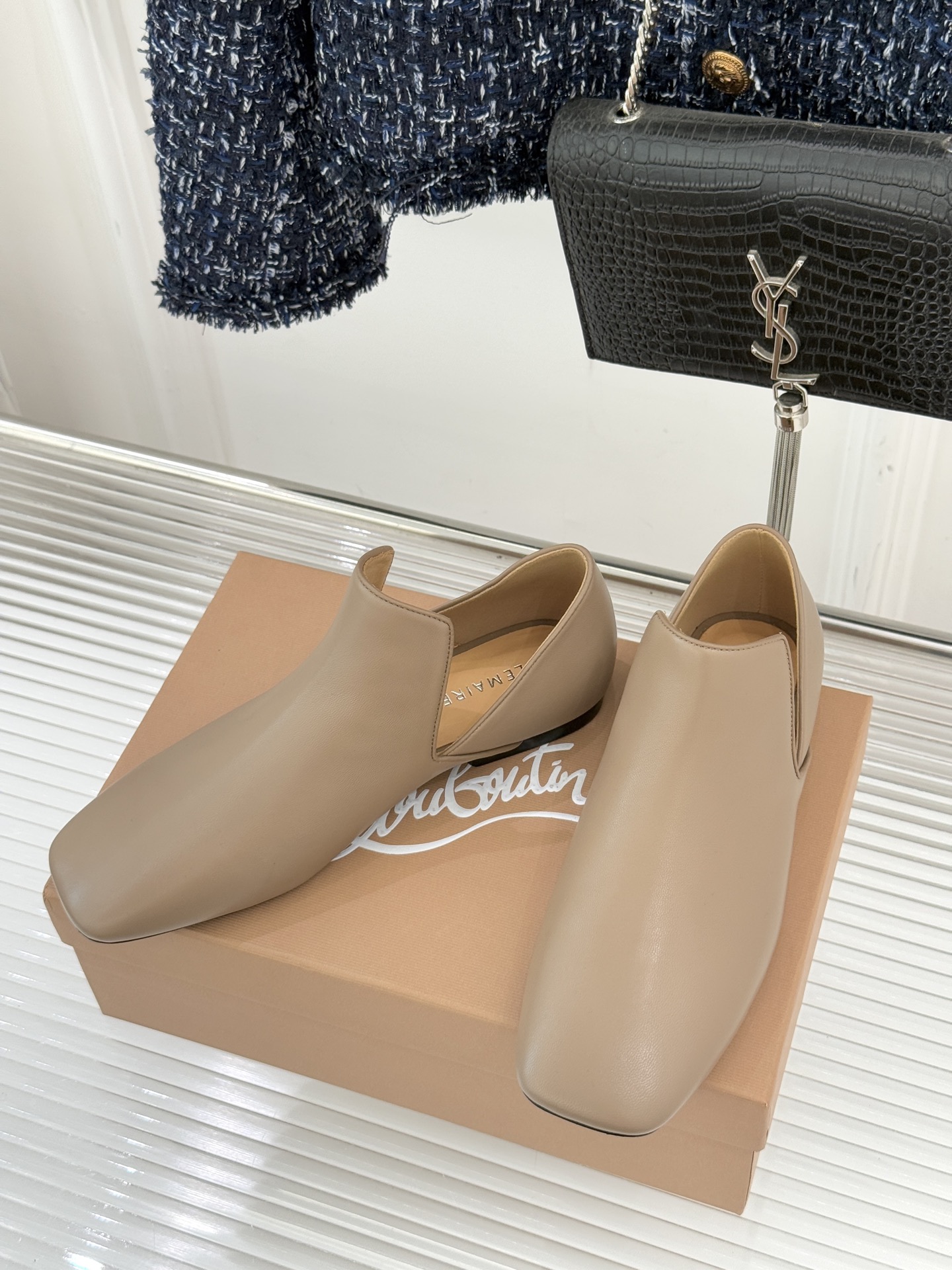 Lemaire 26WF新品复古极简方头乐福鞋单鞋匠艺巧思藏在方头的每一处克制细节里。采用经认证的优质牛