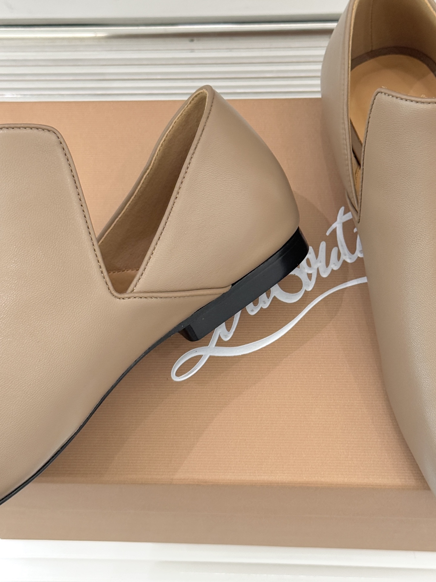 Lemaire 26WF新品复古极简方头乐福鞋单鞋匠艺巧思藏在方头的每一处克制细节里。采用经认证的优质牛