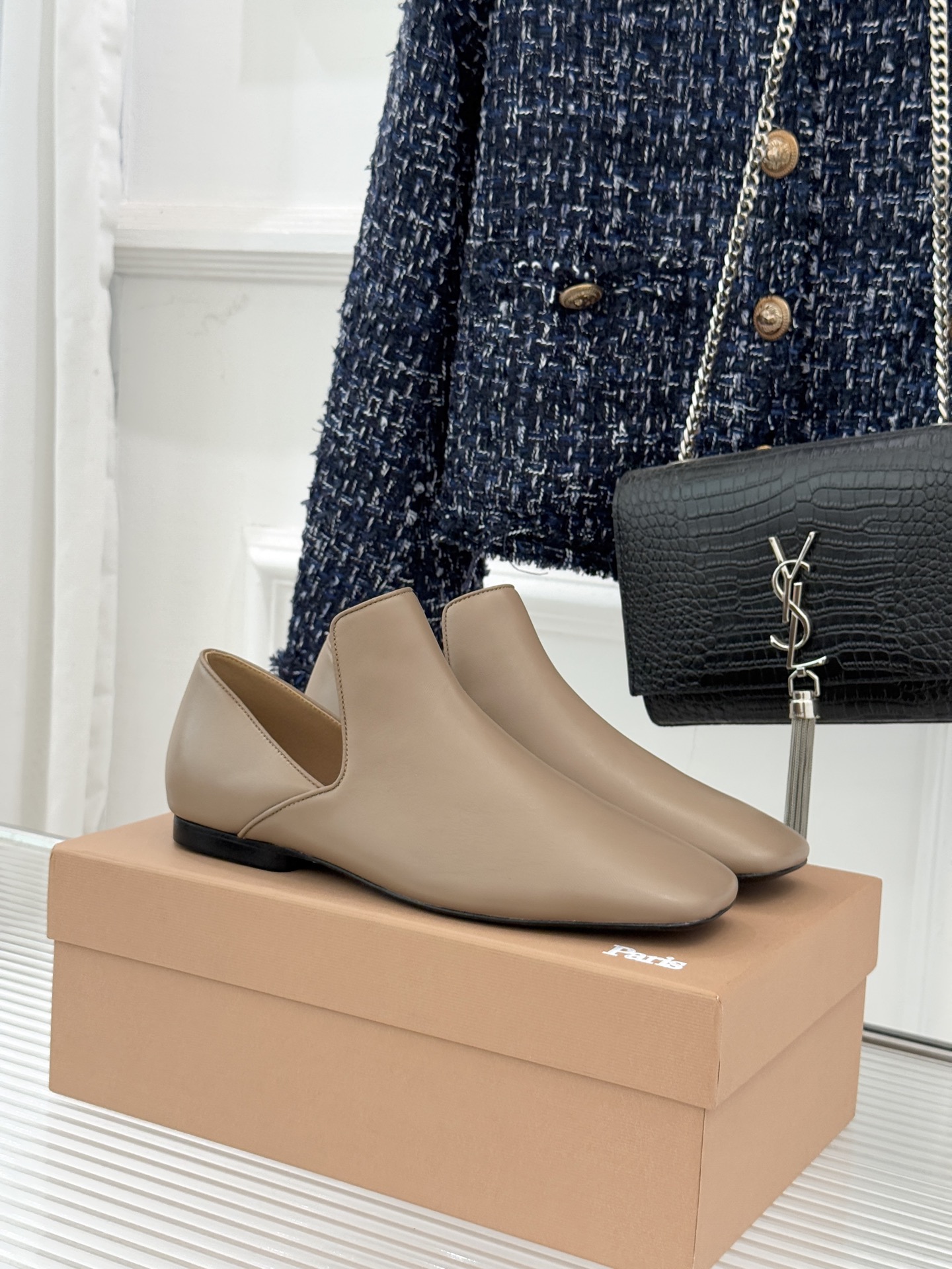 Lemaire 26WF新品复古极简方头乐福鞋单鞋匠艺巧思藏在方头的每一处克制细节里。采用经认证的优质牛