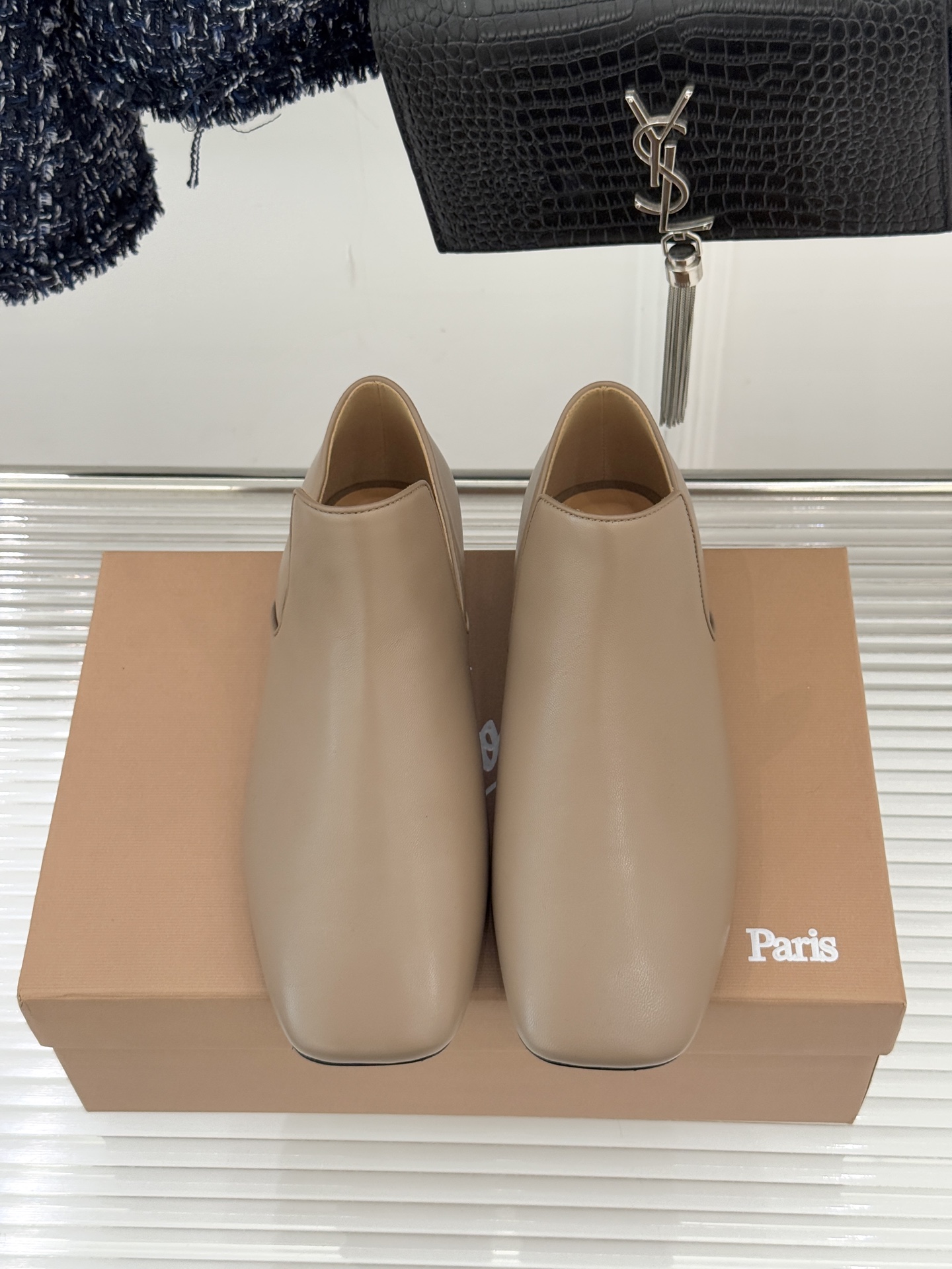 Lemaire 26WF新品复古极简方头乐福鞋单鞋匠艺巧思藏在方头的每一处克制细节里。采用经认证的优质牛