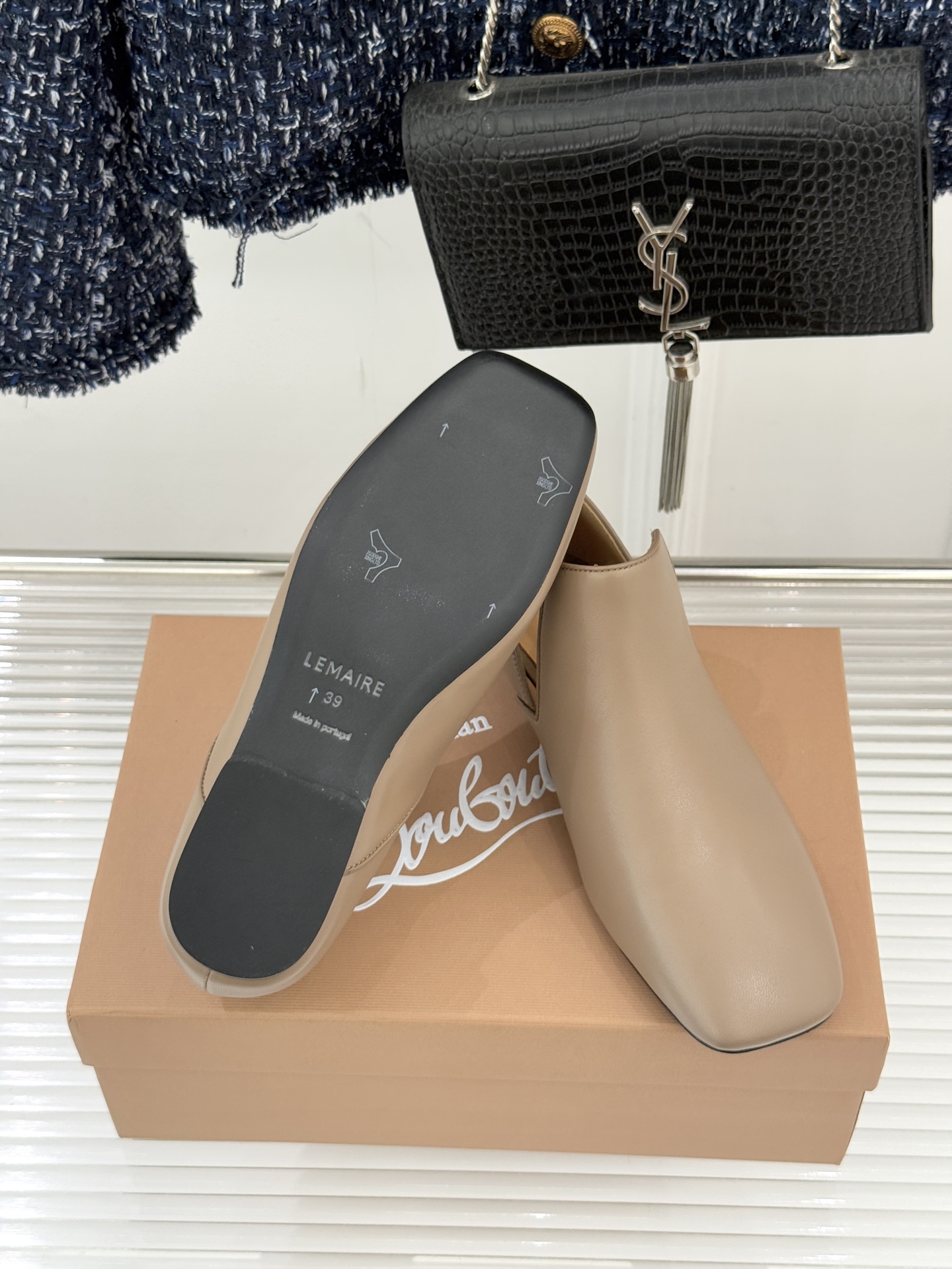 Lemaire 26WF新品复古极简方头乐福鞋单鞋匠艺巧思藏在方头的每一处克制细节里。采用经认证的优质牛