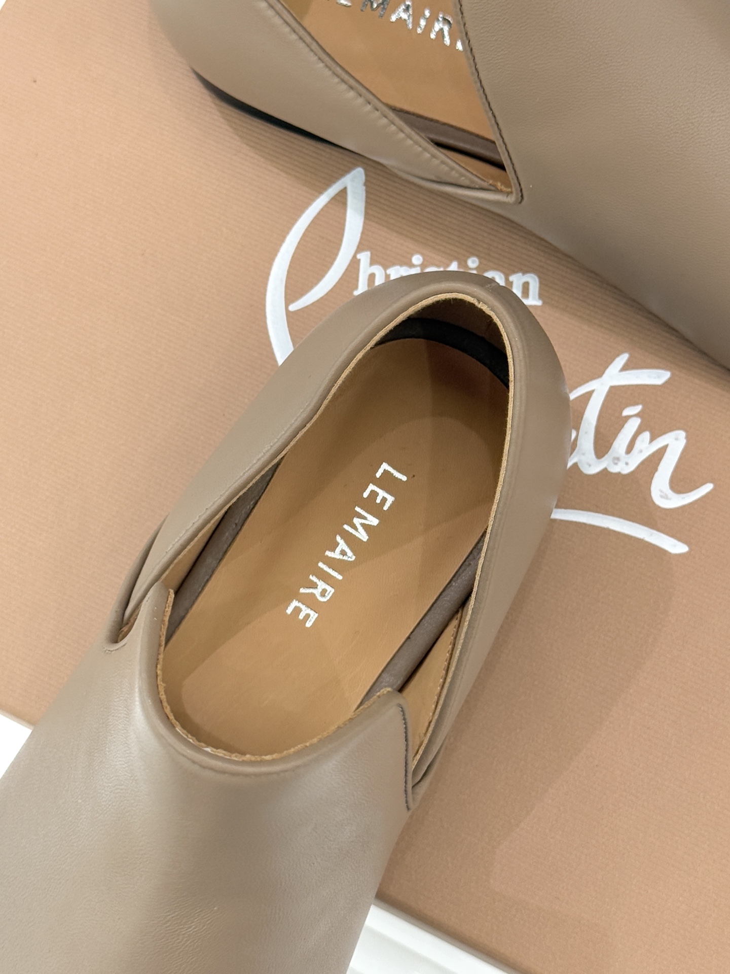 Lemaire 26WF新品复古极简方头乐福鞋单鞋匠艺巧思藏在方头的每一处克制细节里。采用经认证的优质牛