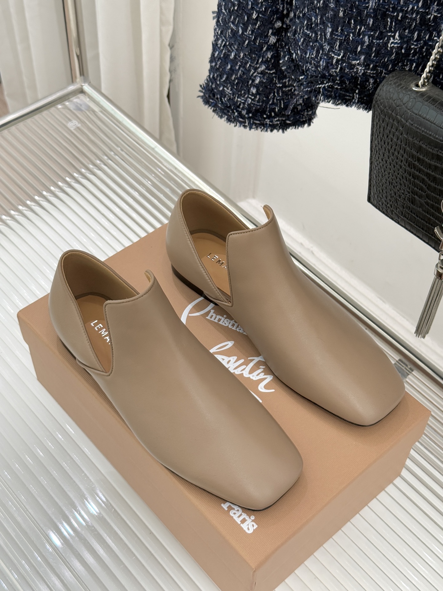 Lemaire 26WF新品复古极简方头乐福鞋单鞋匠艺巧思藏在方头的每一处克制细节里。采用经认证的优质牛