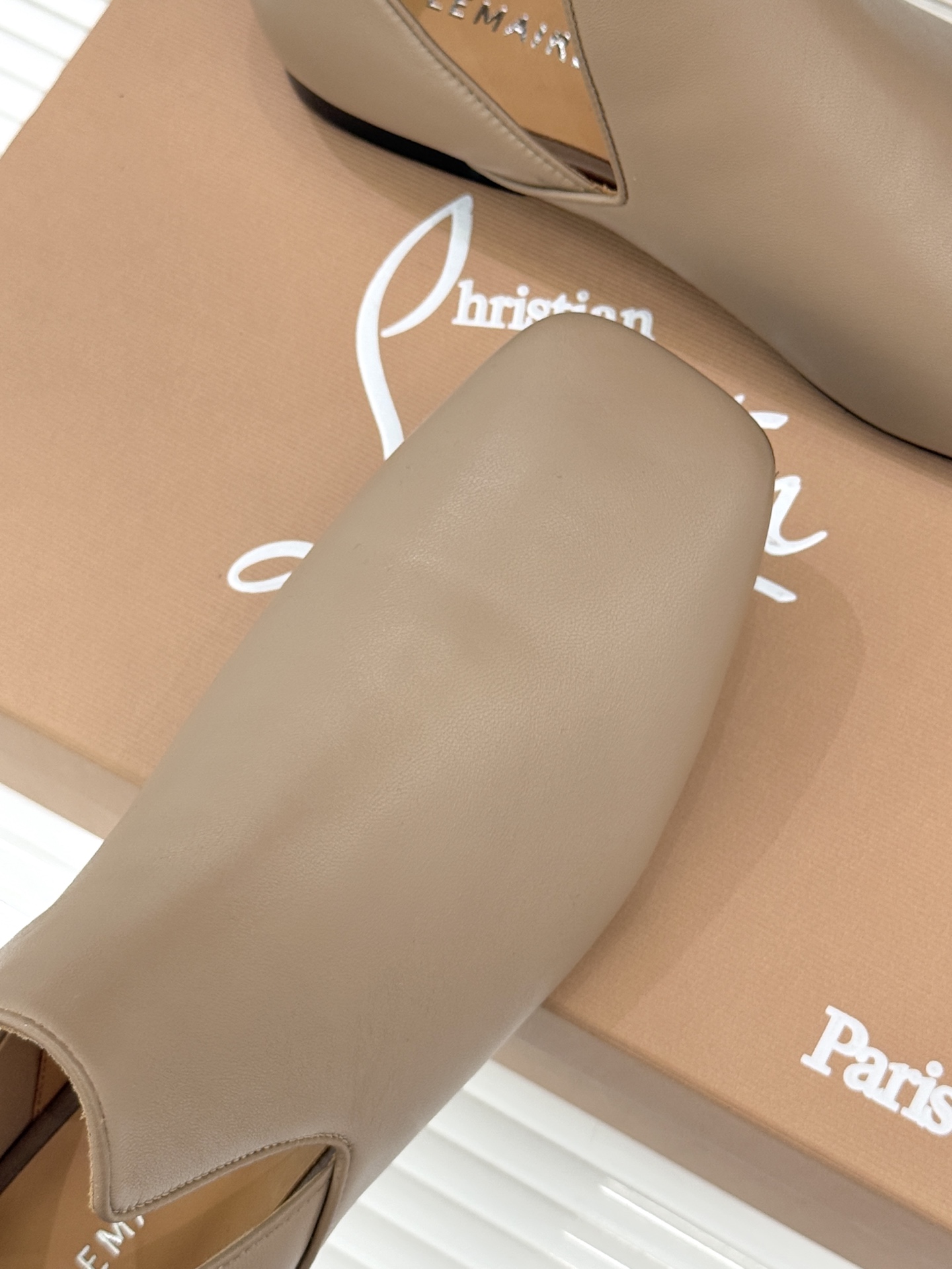 Lemaire 26WF新品复古极简方头乐福鞋单鞋匠艺巧思藏在方头的每一处克制细节里。采用经认证的优质牛