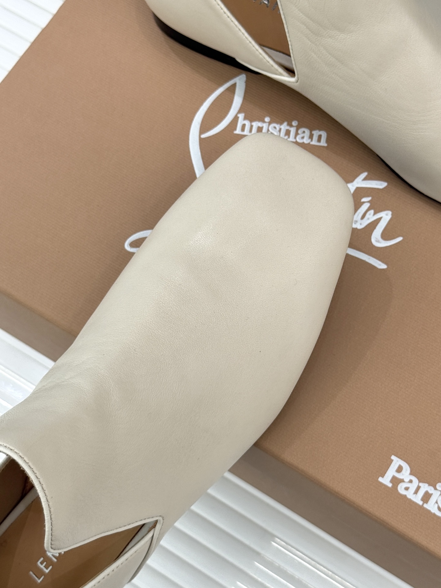 Lemaire 26WF新品复古极简方头乐福鞋单鞋匠艺巧思藏在方头的每一处克制细节里。采用经认证的优质牛