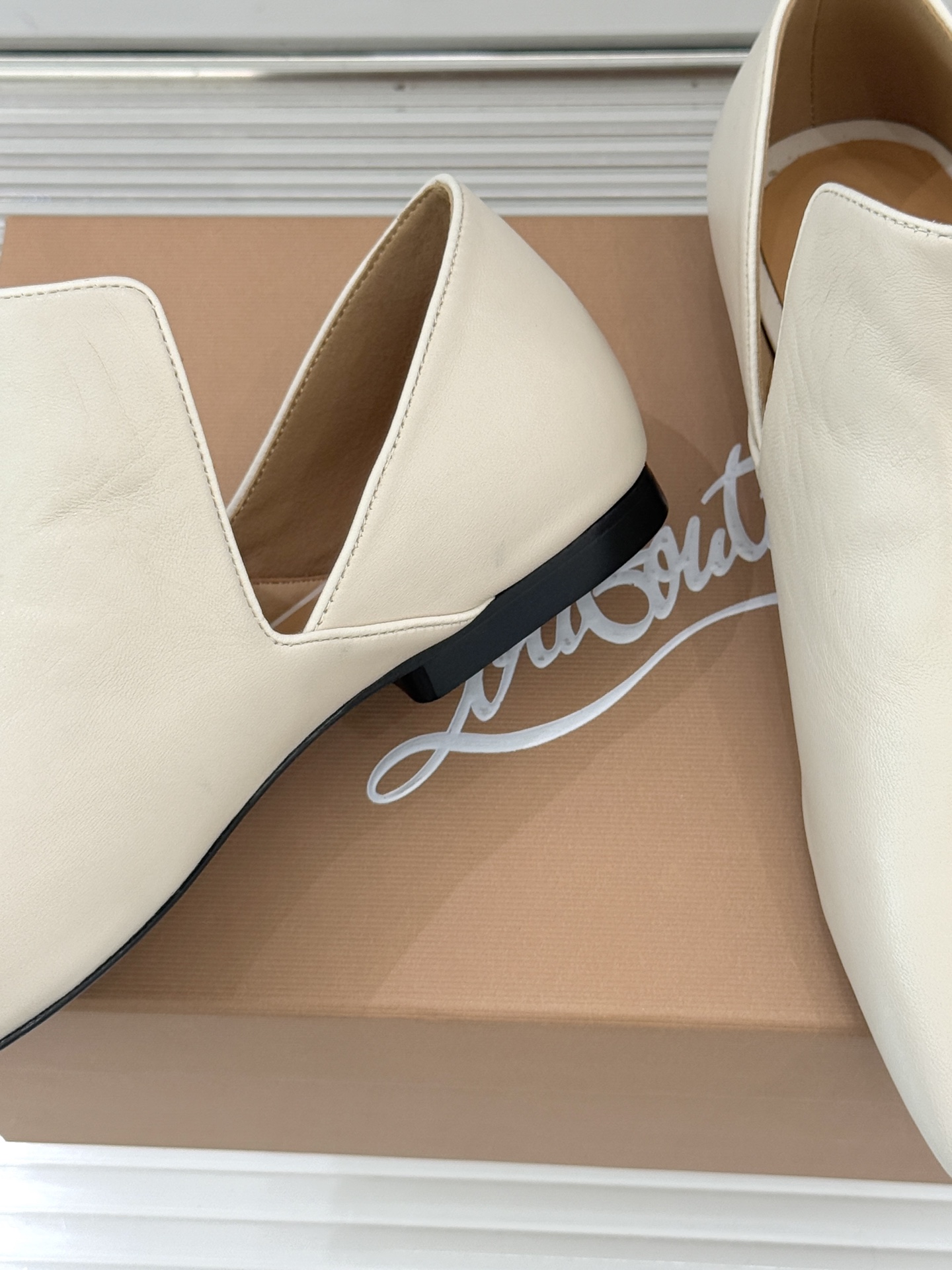 Lemaire 26WF新品复古极简方头乐福鞋单鞋匠艺巧思藏在方头的每一处克制细节里。采用经认证的优质牛