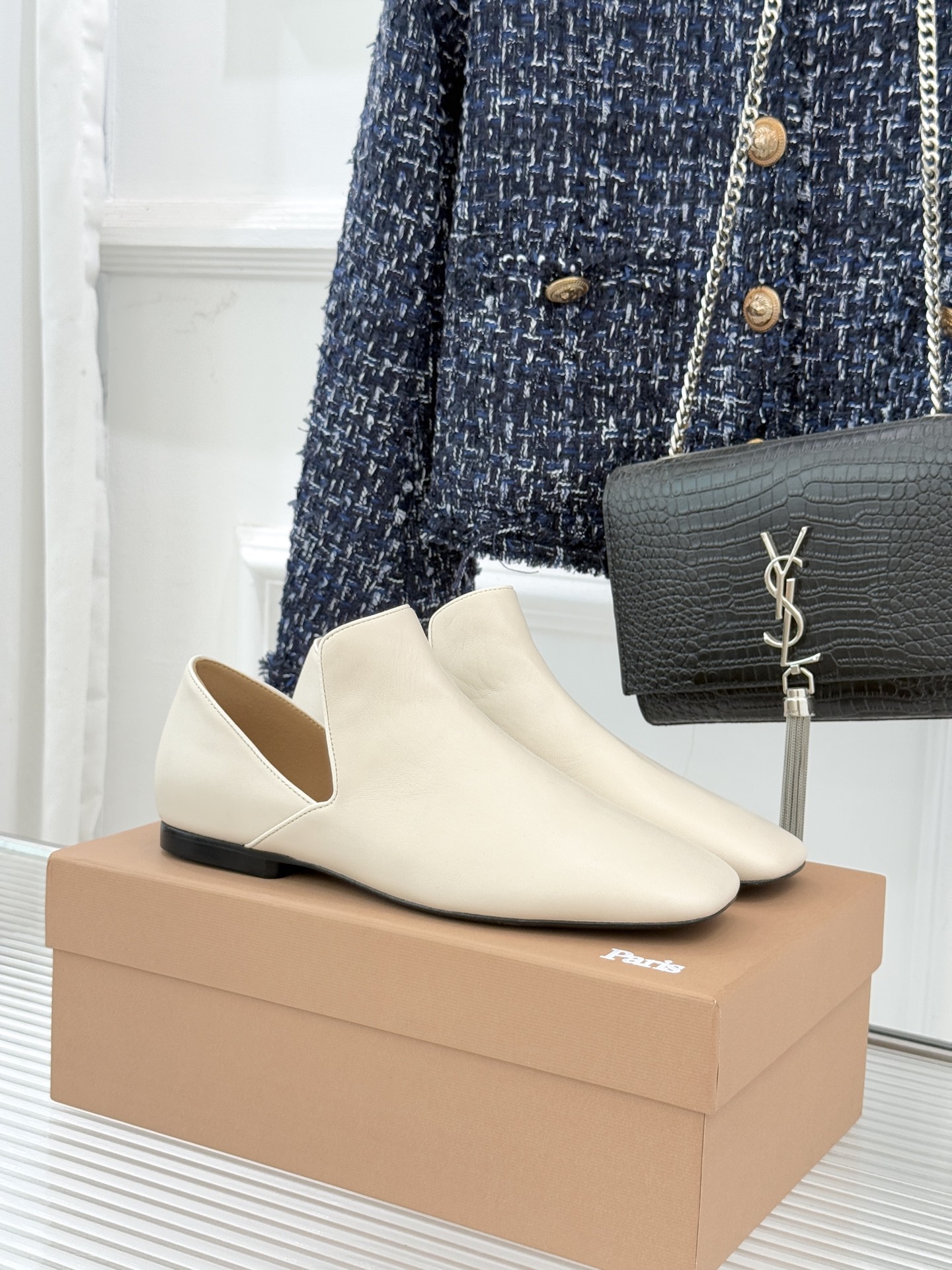 Lemaire 26WF新品复古极简方头乐福鞋单鞋匠艺巧思藏在方头的每一处克制细节里。采用经认证的优质牛