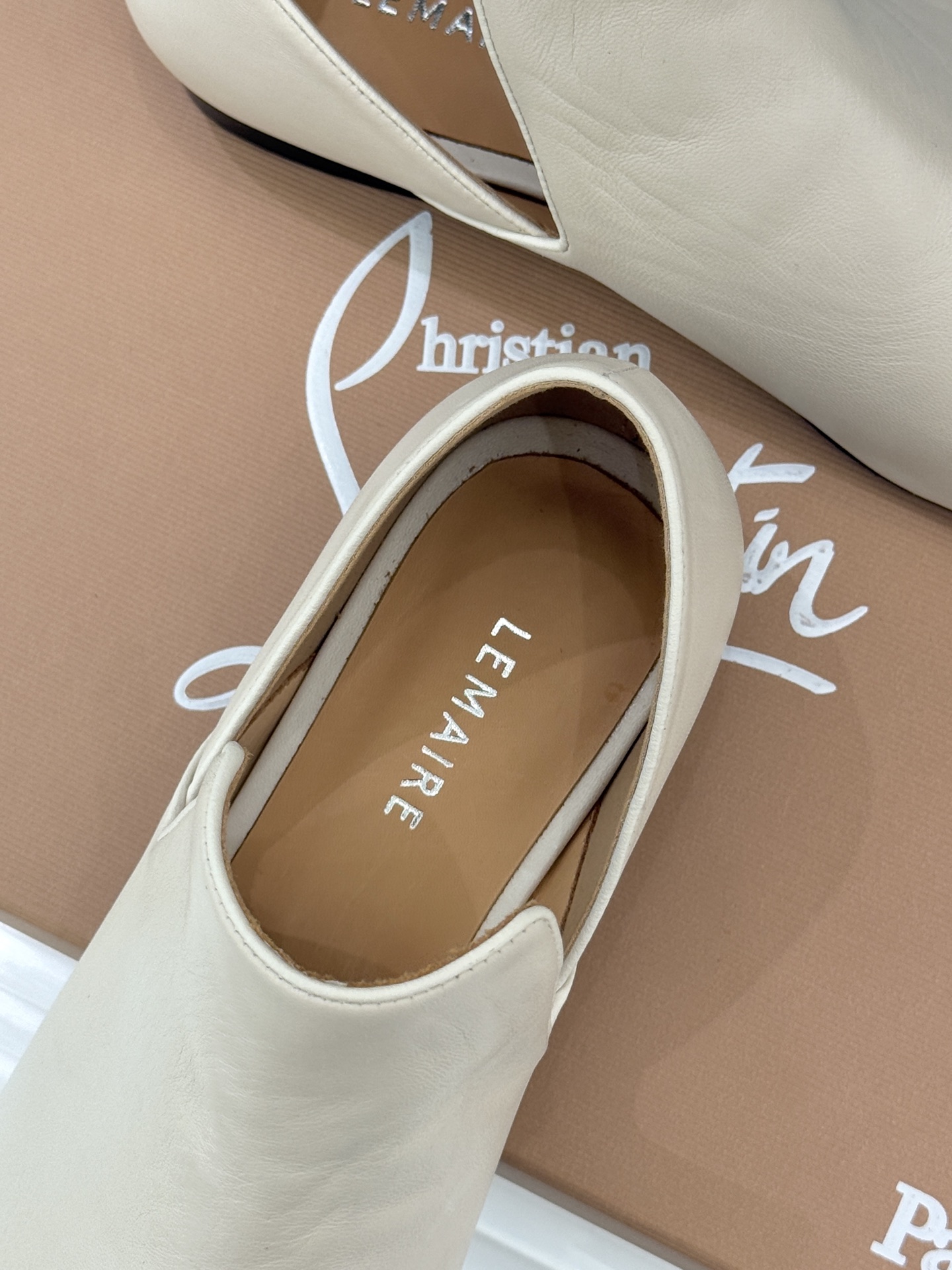 Lemaire 26WF新品复古极简方头乐福鞋单鞋匠艺巧思藏在方头的每一处克制细节里。采用经认证的优质牛