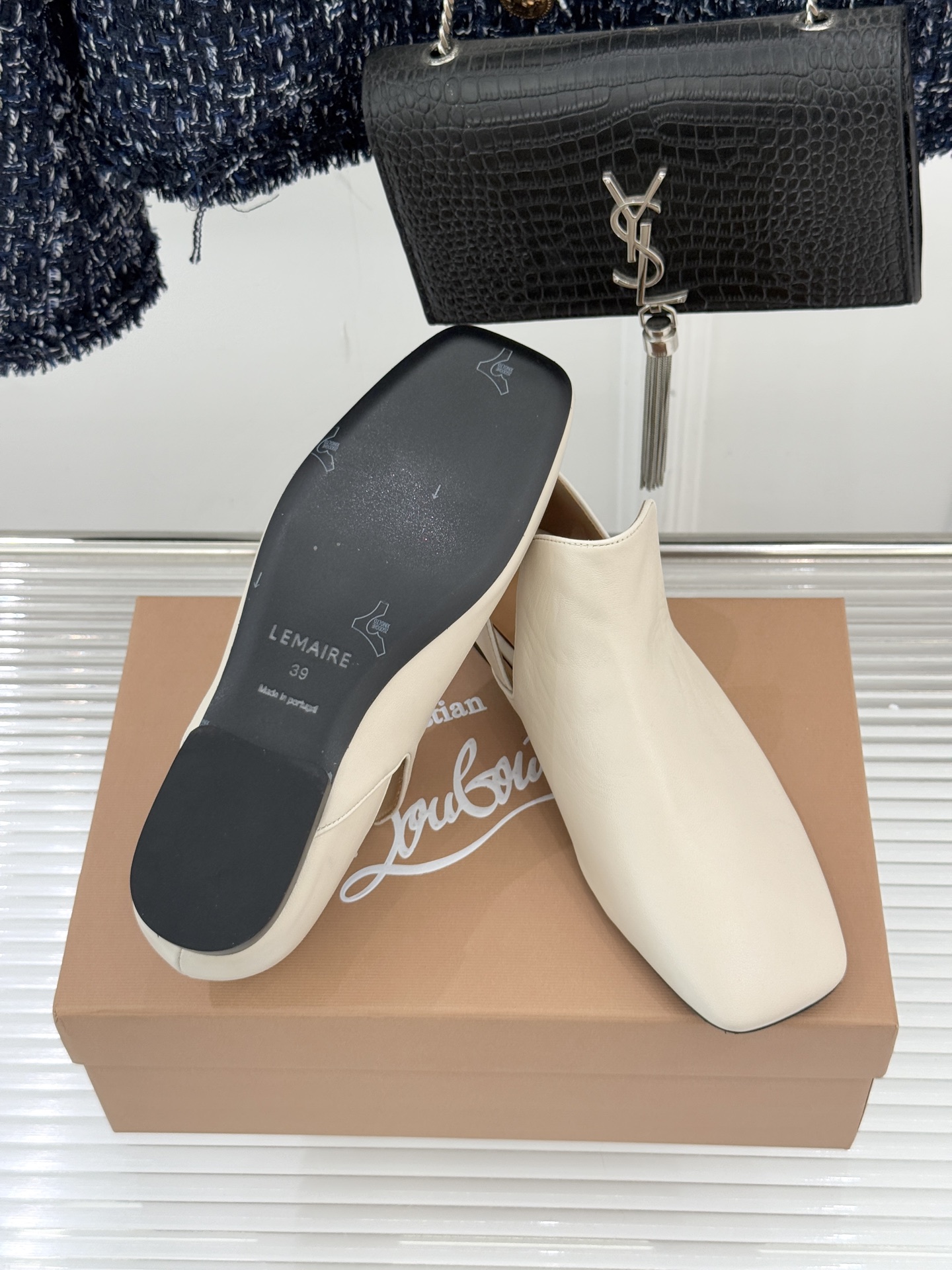 Lemaire 26WF新品复古极简方头乐福鞋单鞋匠艺巧思藏在方头的每一处克制细节里。采用经认证的优质牛