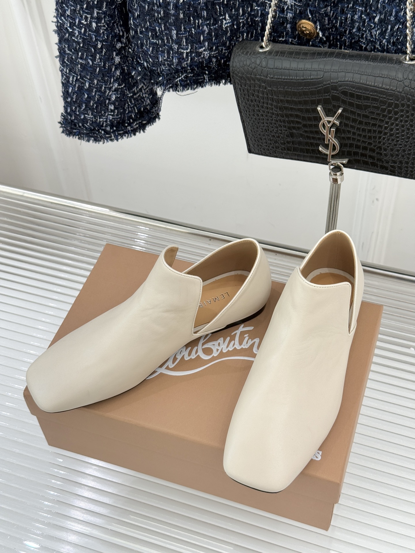 Lemaire 26WF新品复古极简方头乐福鞋单鞋匠艺巧思藏在方头的每一处克制细节里。采用经认证的优质牛