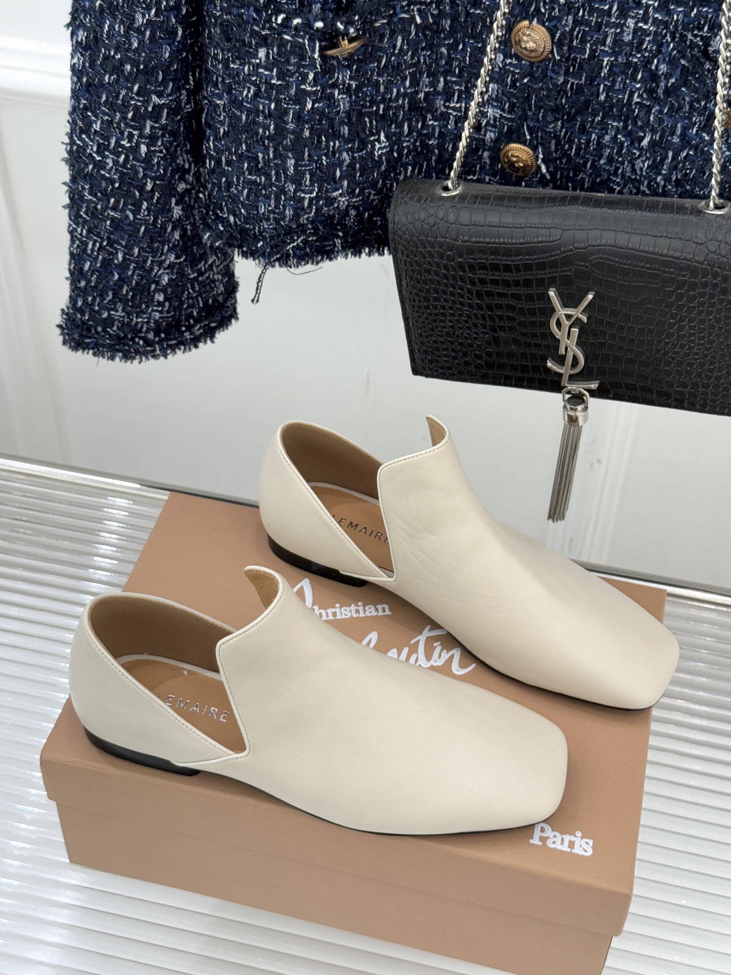 Lemaire 26WF新品复古极简方头乐福鞋单鞋匠艺巧思藏在方头的每一处克制细节里。采用经认证的优质牛