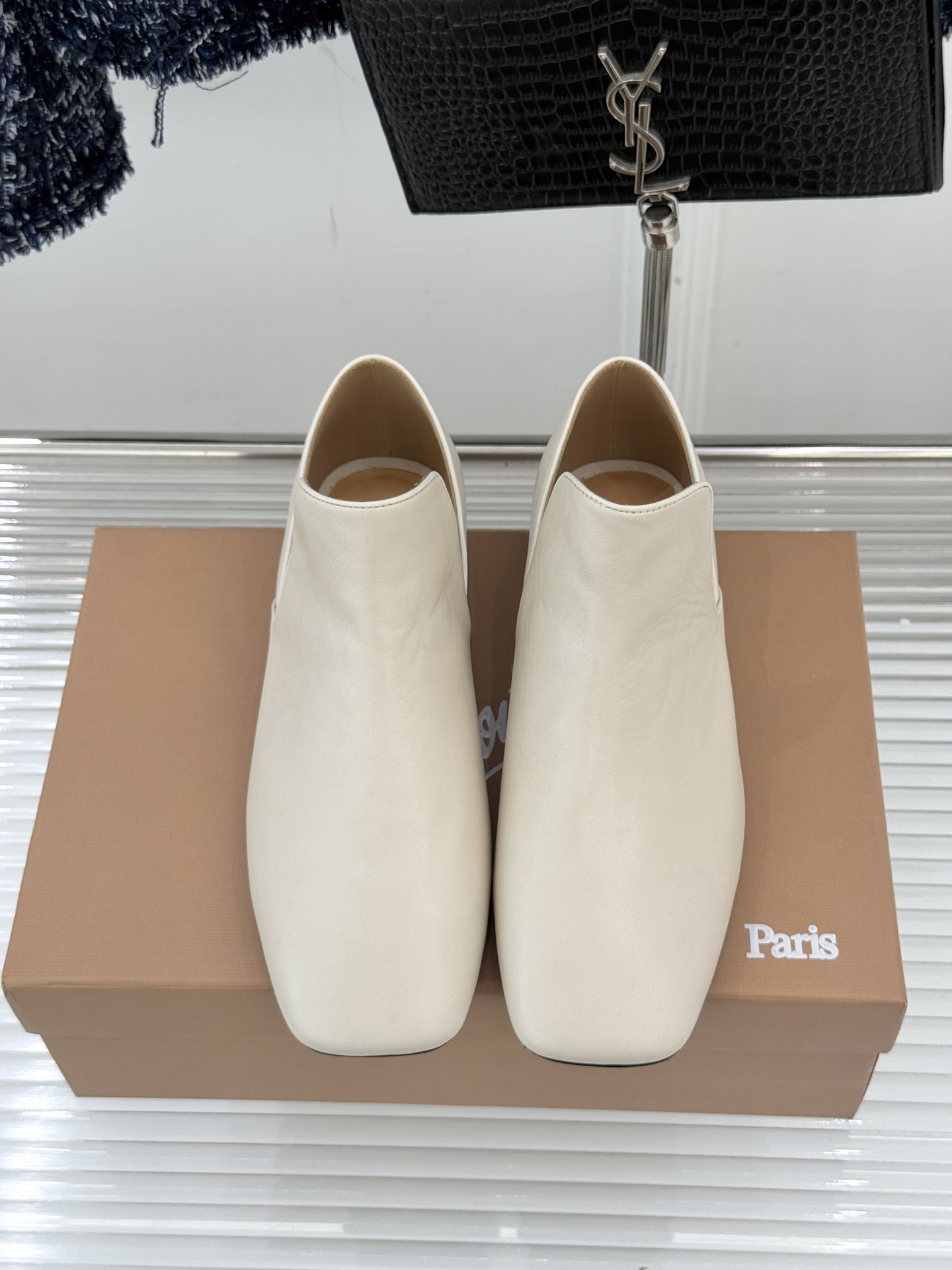 Lemaire 26WF新品复古极简方头乐福鞋单鞋匠艺巧思藏在方头的每一处克制细节里。采用经认证的优质牛