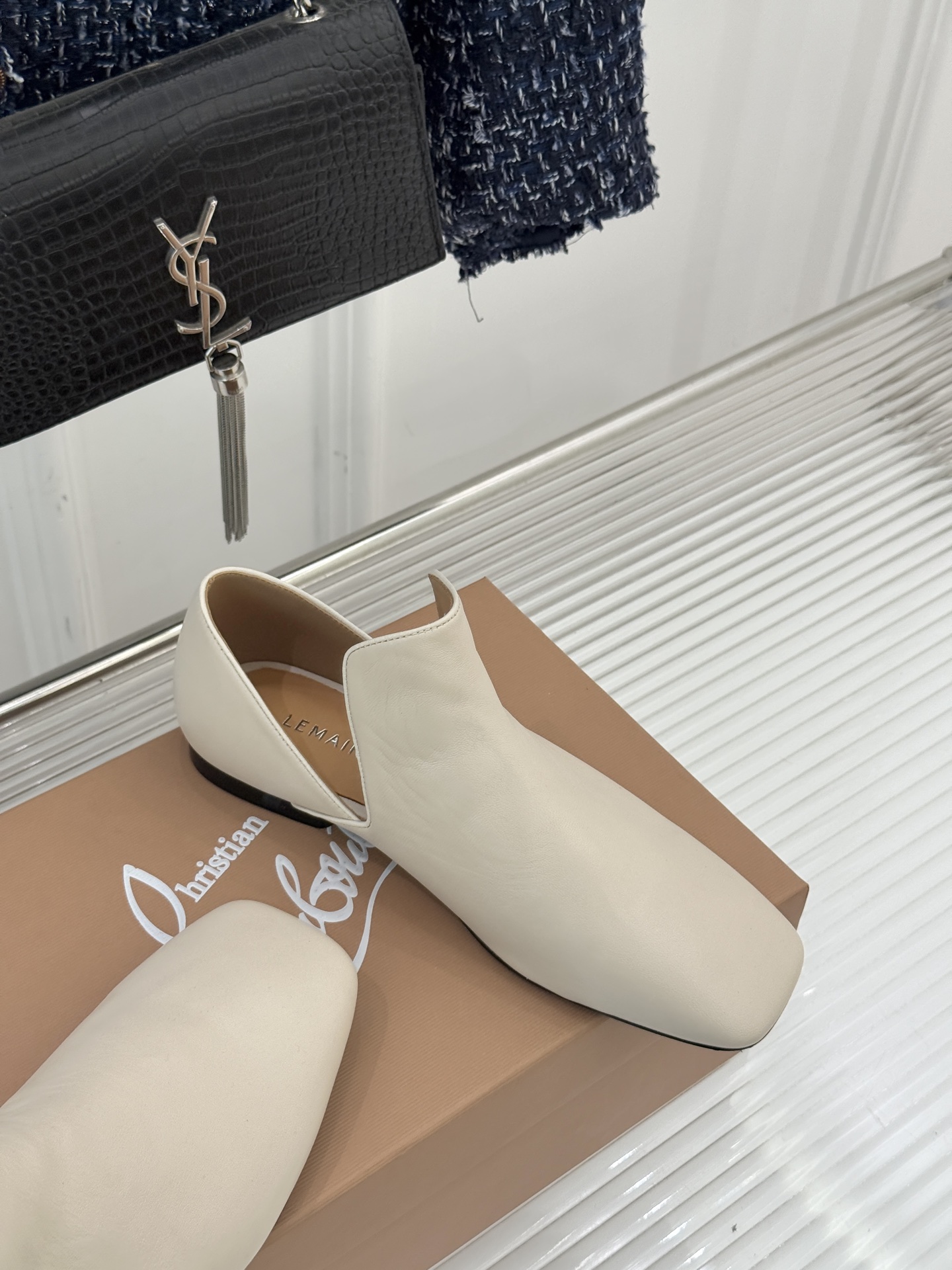 Lemaire 26WF新品复古极简方头乐福鞋单鞋匠艺巧思藏在方头的每一处克制细节里。采用经认证的优质牛