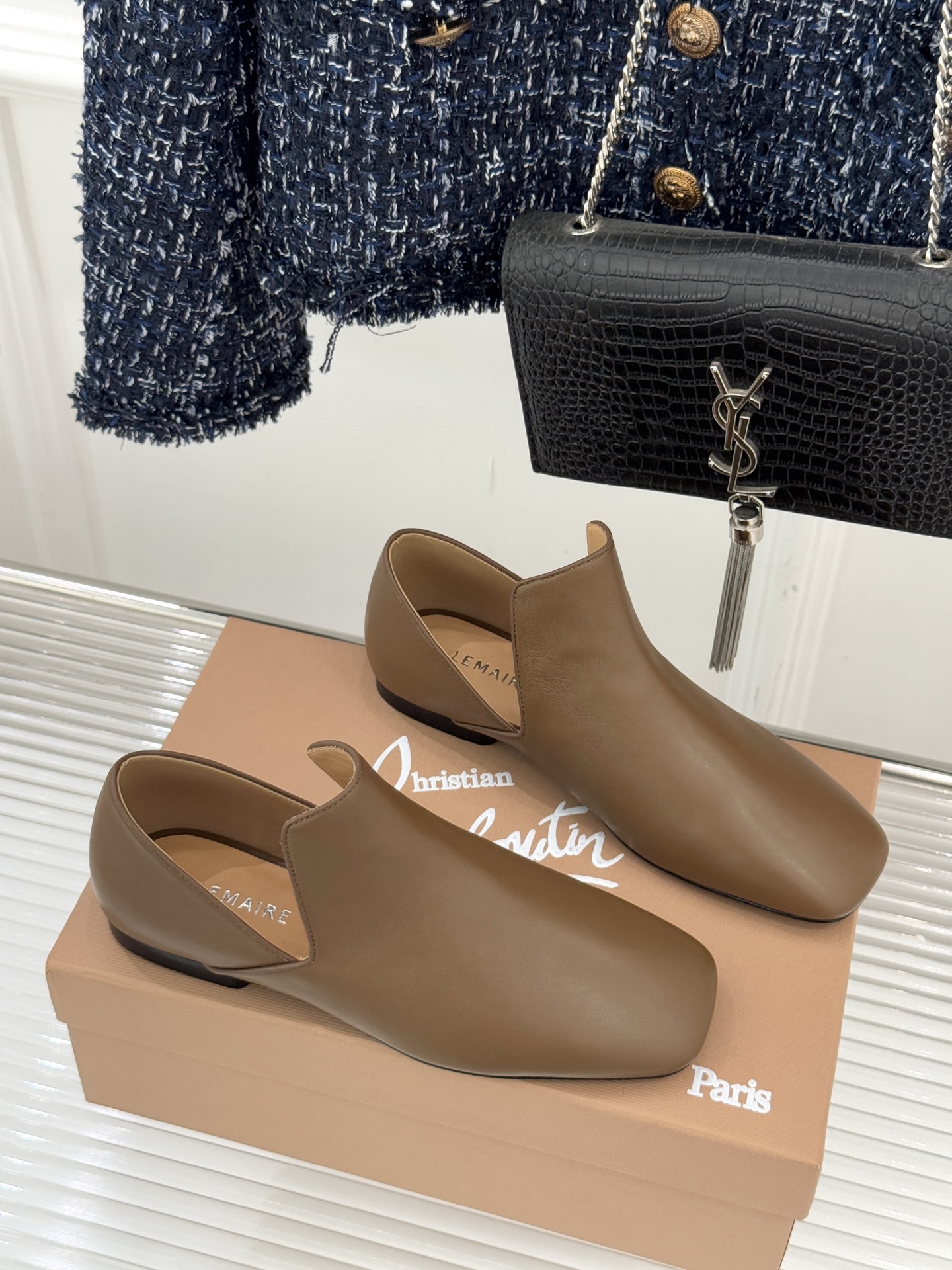 Lemaire 26WF新品复古极简方头乐福鞋单鞋匠艺巧思藏在方头的每一处克制细节里。采用经认证的优质牛