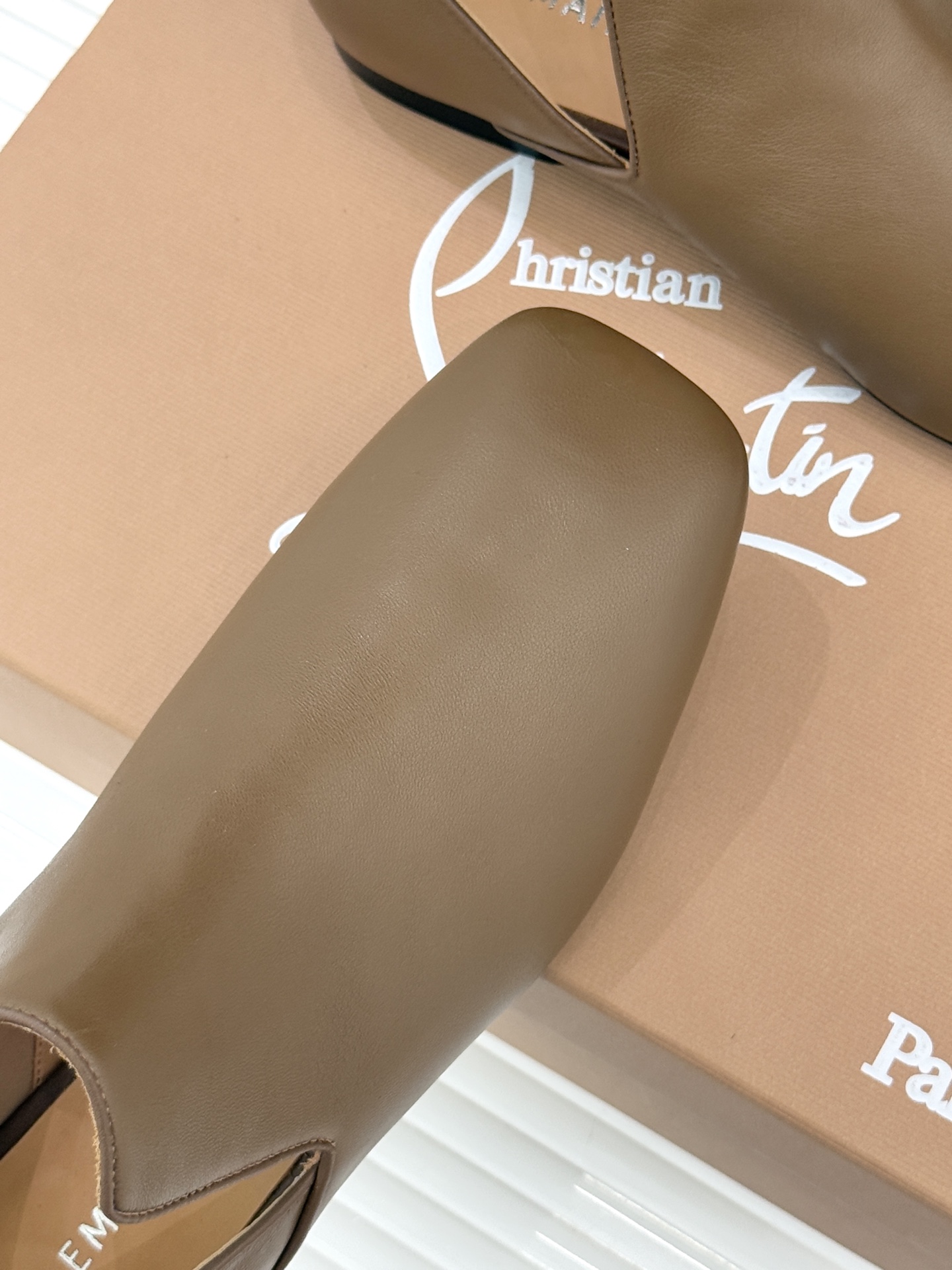 Lemaire 26WF新品复古极简方头乐福鞋单鞋匠艺巧思藏在方头的每一处克制细节里。采用经认证的优质牛