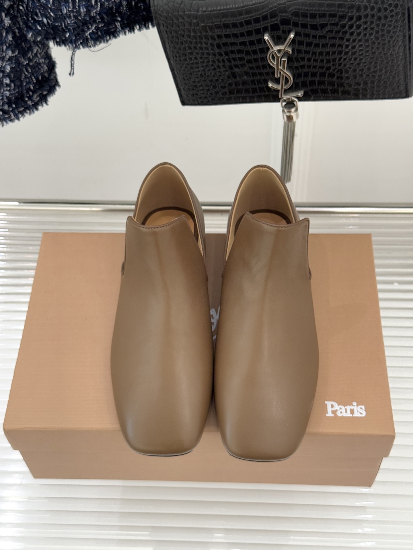 Lemaire 26WF新品复古极简方头乐福鞋单鞋匠艺巧思藏在方头的每一处克制细节里。采用经认证的优质牛