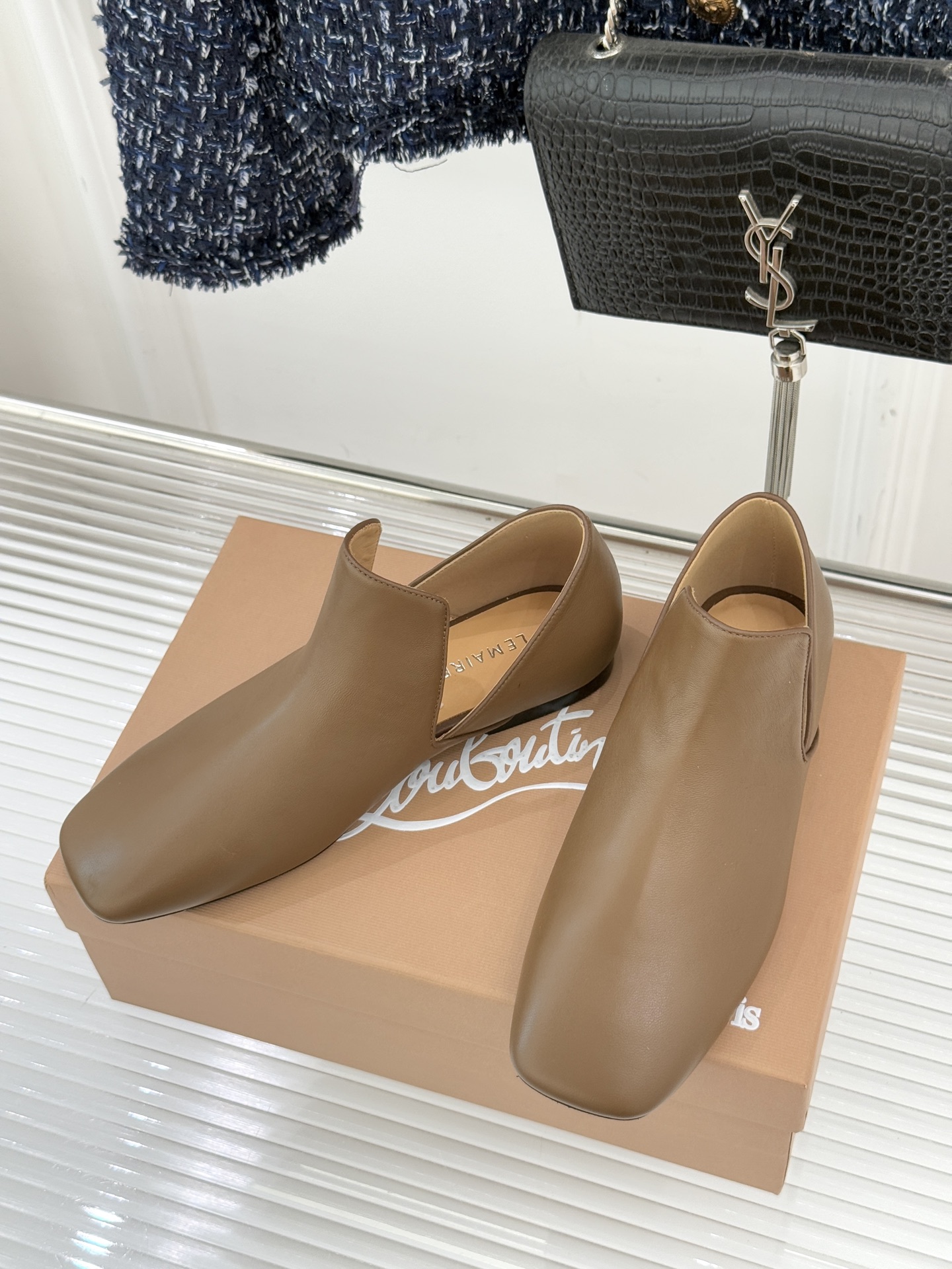 Lemaire 26WF新品复古极简方头乐福鞋单鞋匠艺巧思藏在方头的每一处克制细节里。采用经认证的优质牛