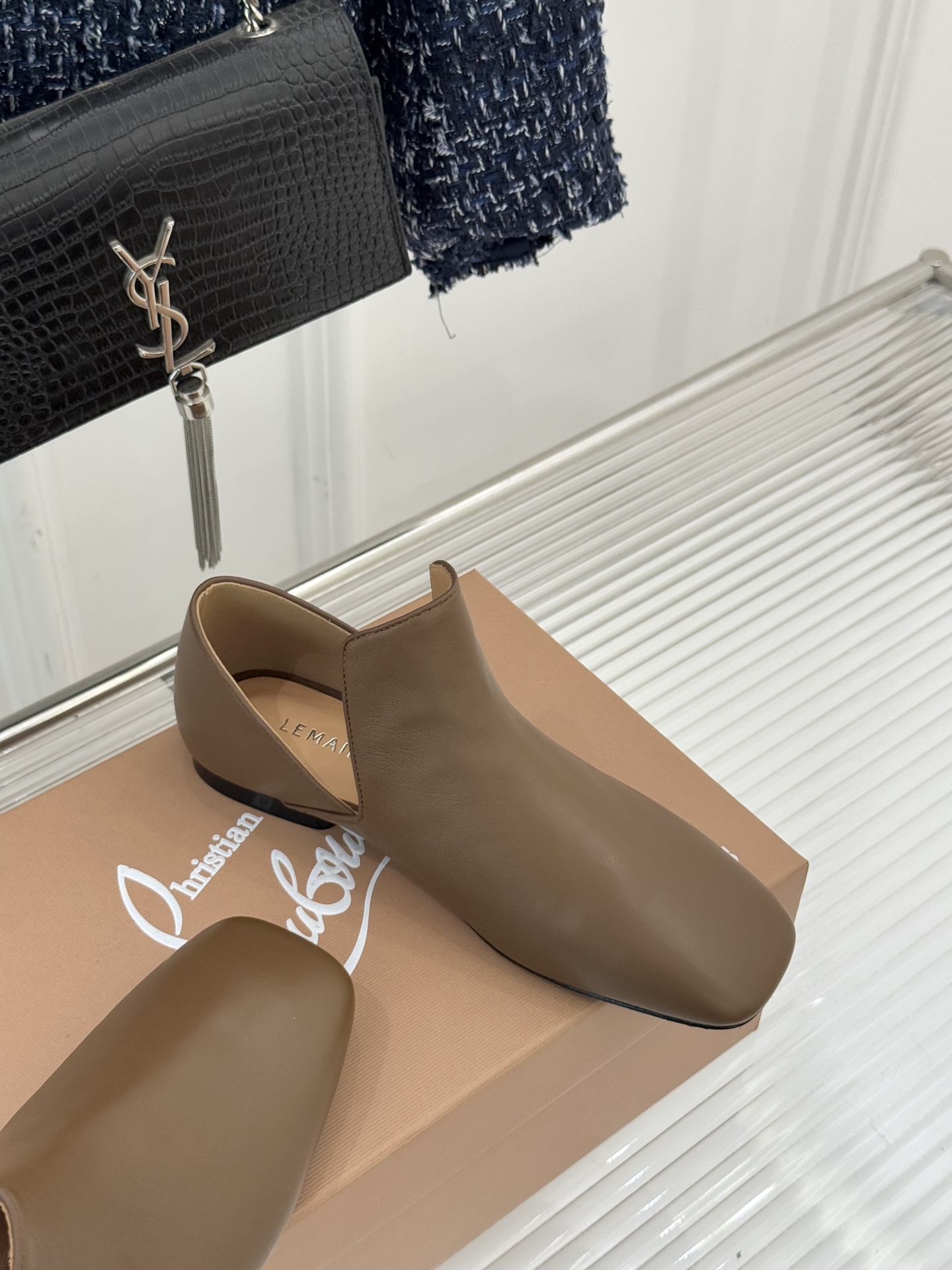 Lemaire 26WF新品复古极简方头乐福鞋单鞋匠艺巧思藏在方头的每一处克制细节里。采用经认证的优质牛