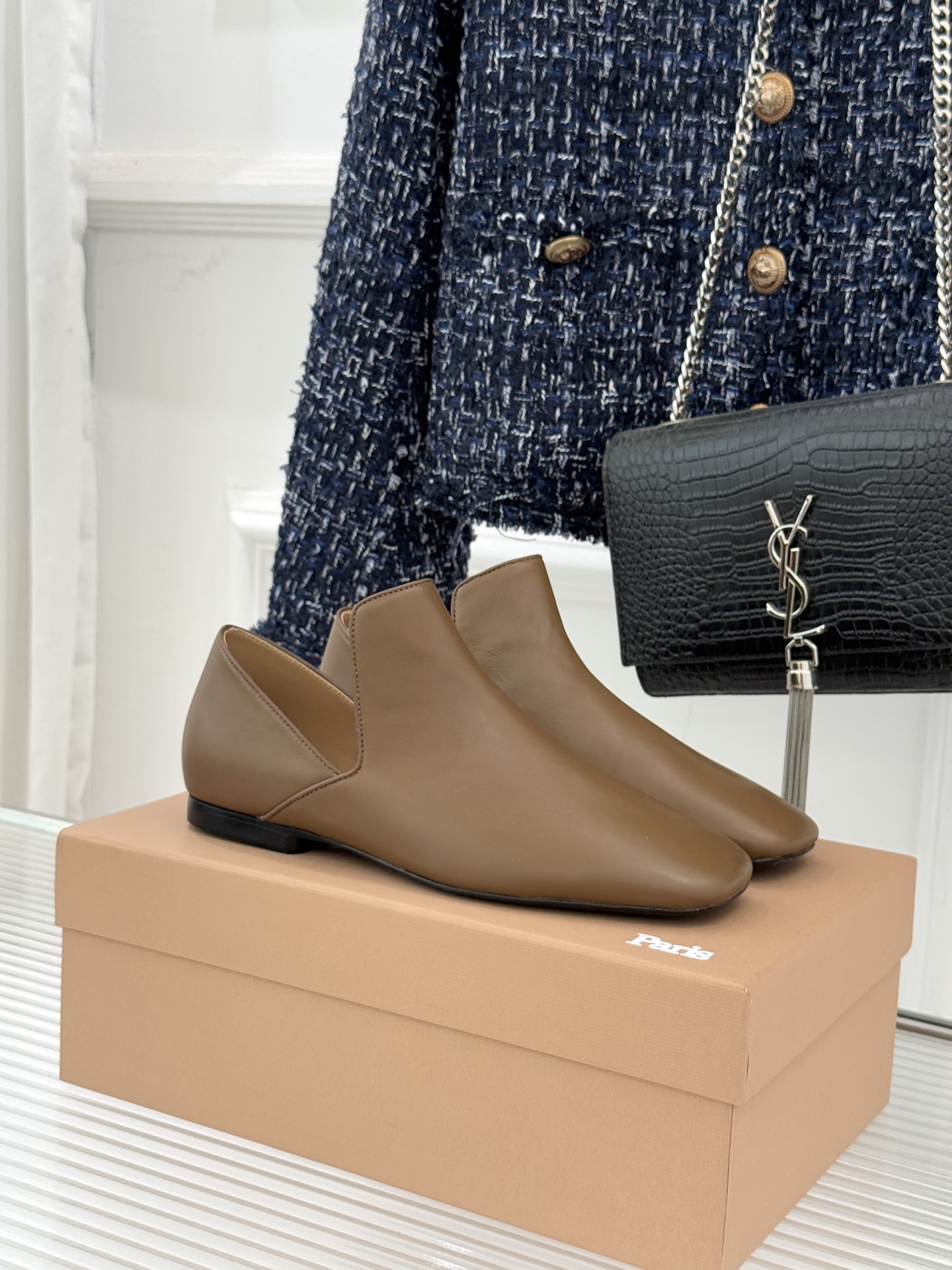 Lemaire 26WF新品复古极简方头乐福鞋单鞋匠艺巧思藏在方头的每一处克制细节里。采用经认证的优质牛